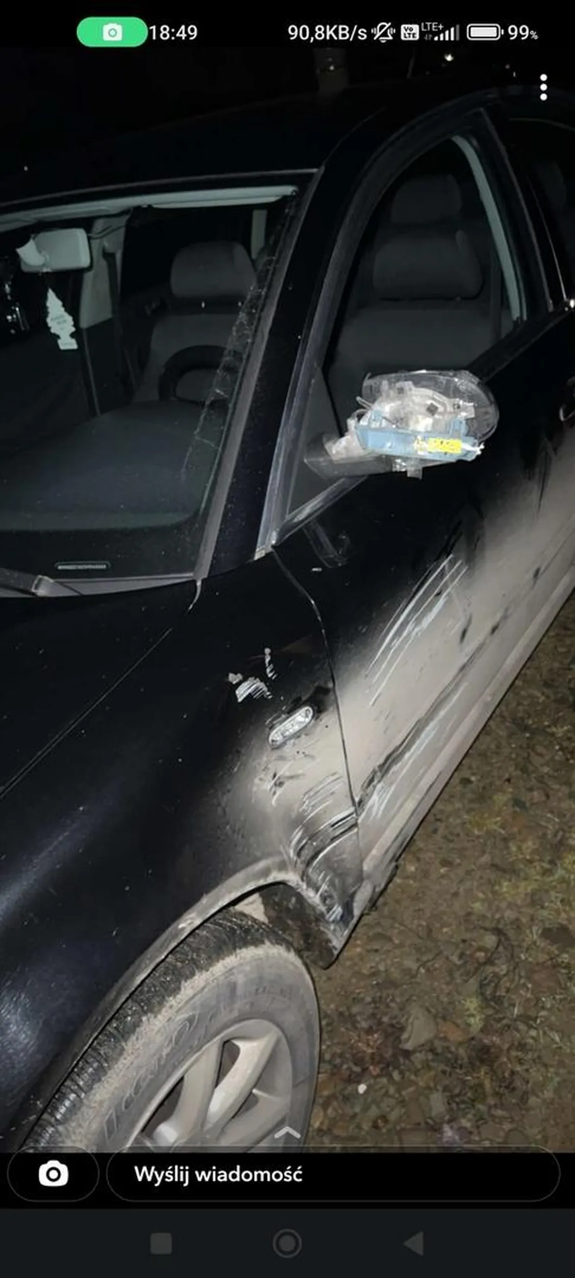 Nie wiem czy ten kierowca w sylwestrową noc był pod wpływem alkoholu za kółkiem czy po prostu jest ślepy i głupi, ale pod moim monopolowym obrysał mi słupa a sobie auto...