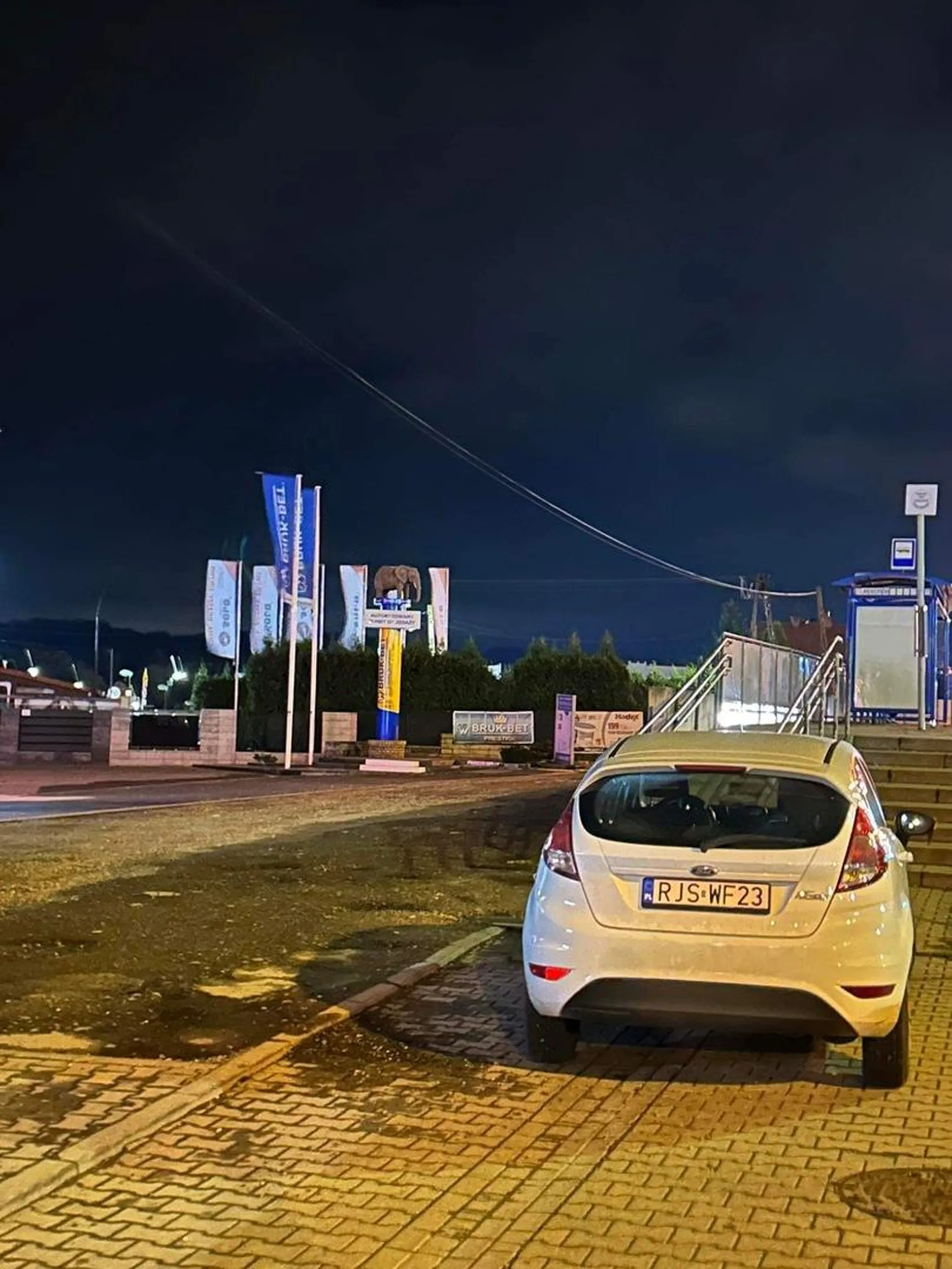 Gratulacje za parkowanie na drodze dojazdowej do domów i firm ? R z przodu zobowiązuje do braku umysłu