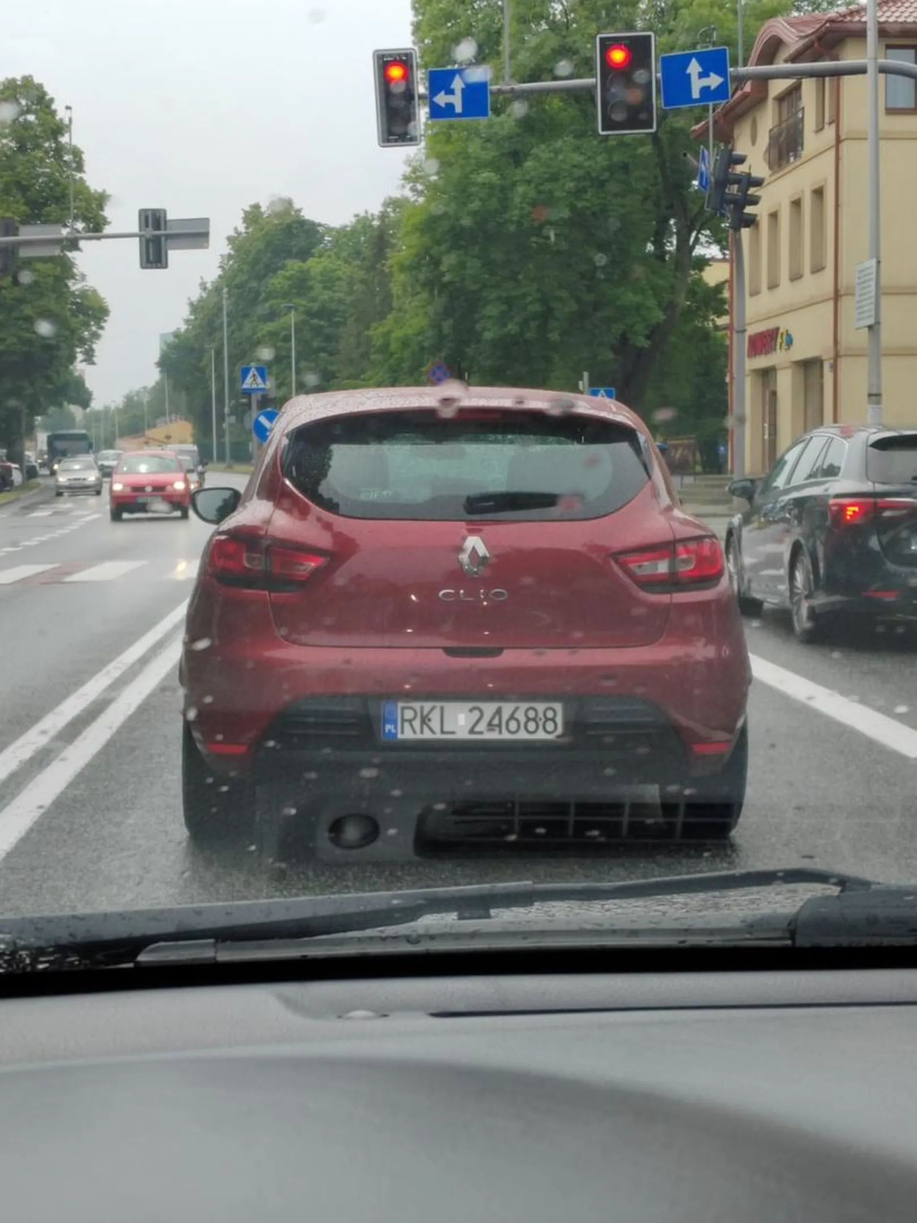 Wymusza przy zmianie pasa w dodatku konsumuje wafle ryżowe. Chłopie naucz się jeździć a nie jeszcze masz pretensje