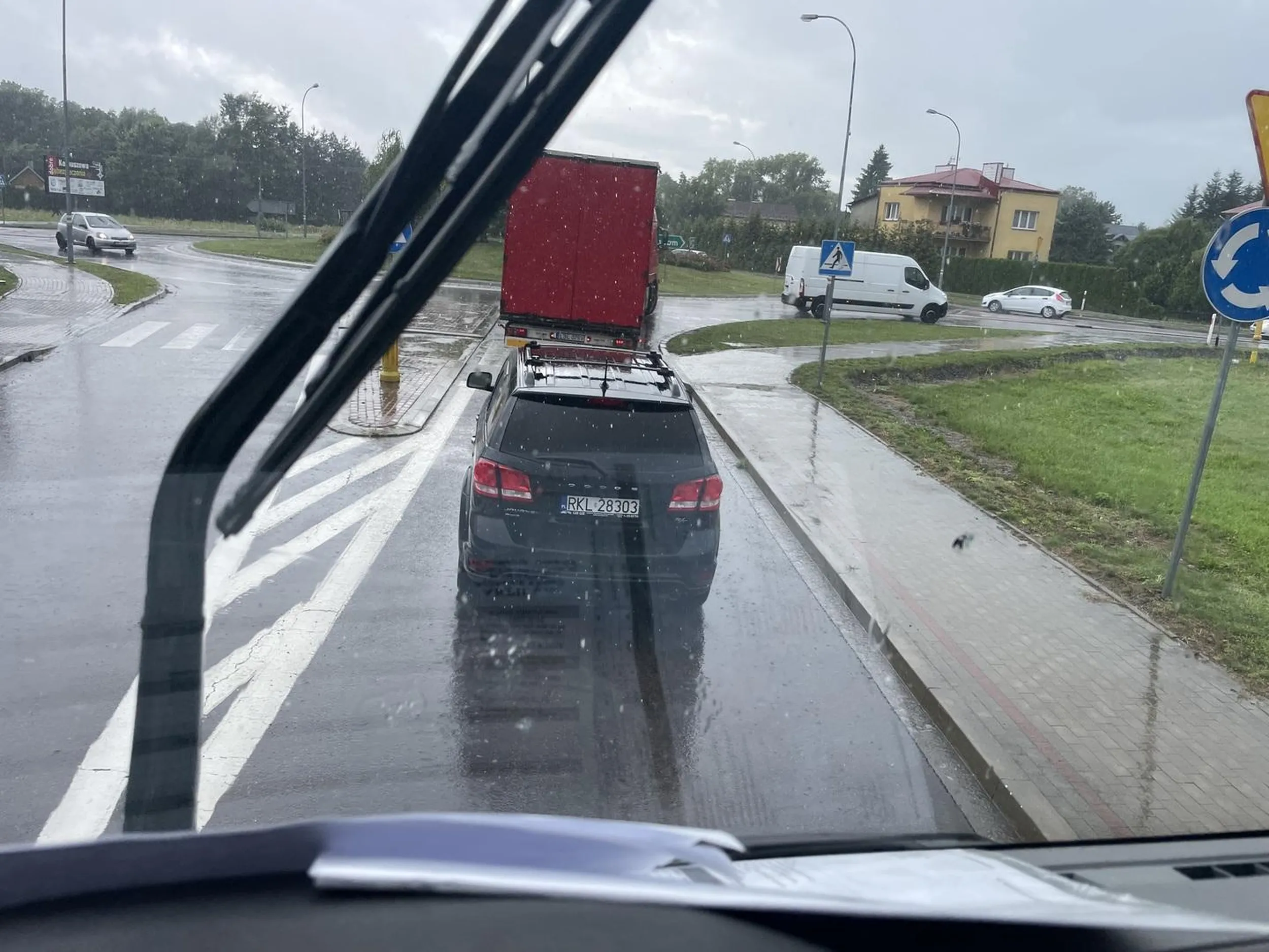 Art. 30.1– mgła i deszcz zobowiązują do włączenia świateł mijania.