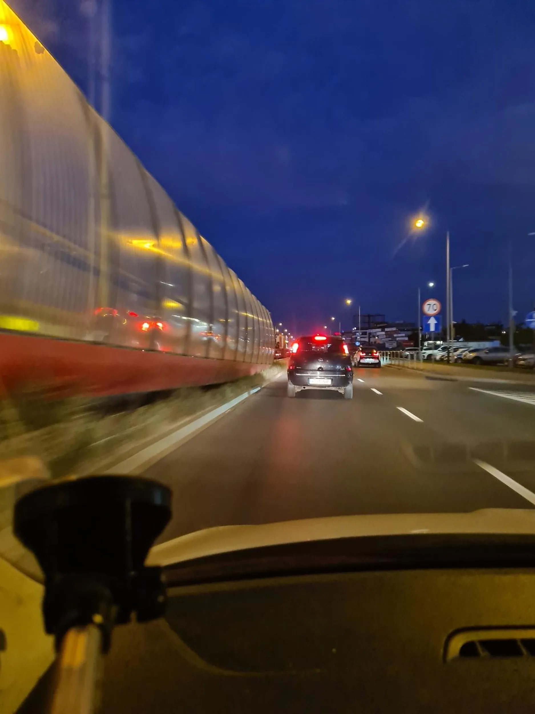 Kierowca jedzie na włączonych światłach stopu, spowalnia ruch i jedzie bardzo niepewnie