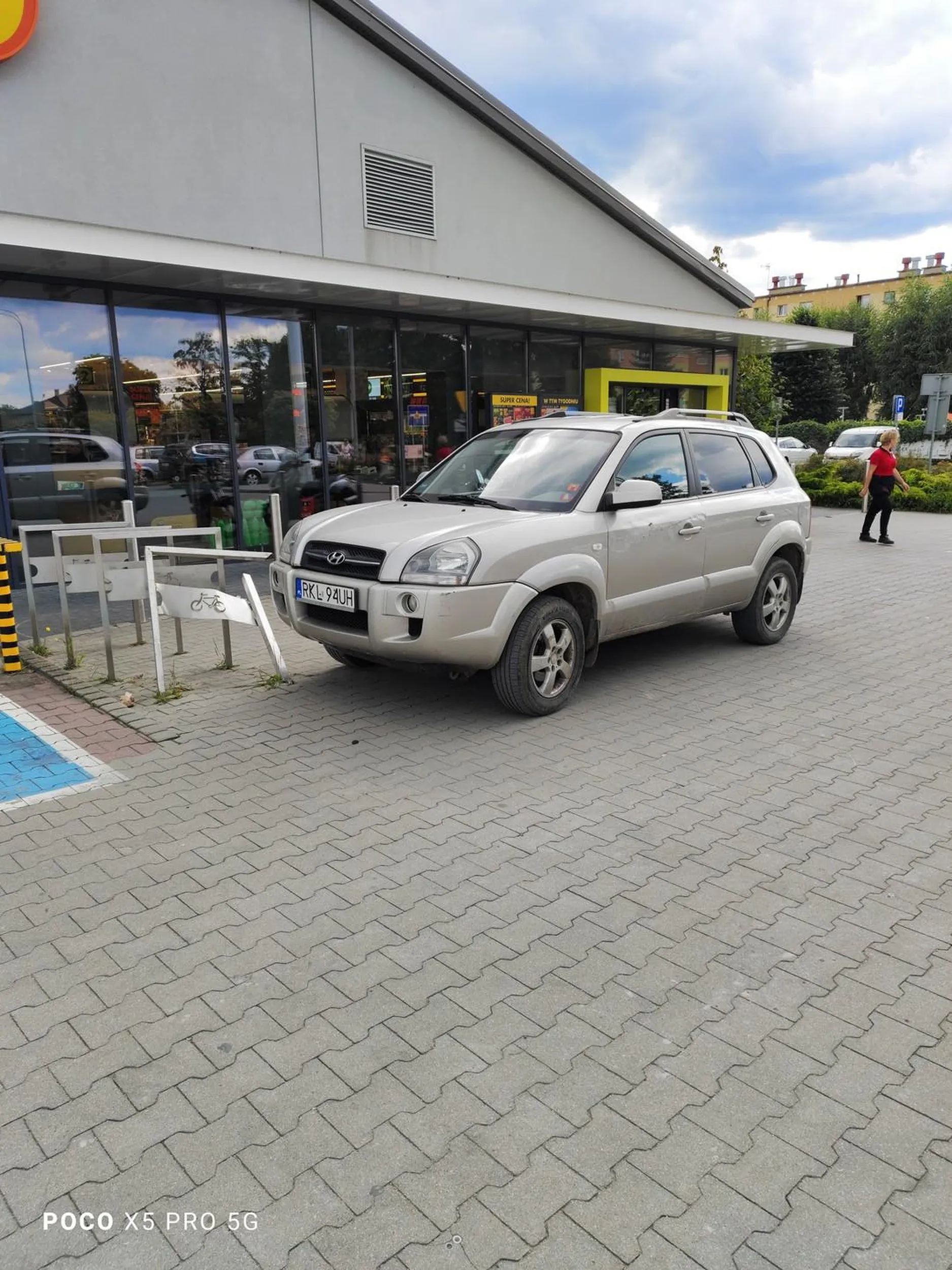 Kierowca tego samochodu jakby się dało to pewnie zaparkował by w sklepie. Przecież bułki i jajka tyle wazą?