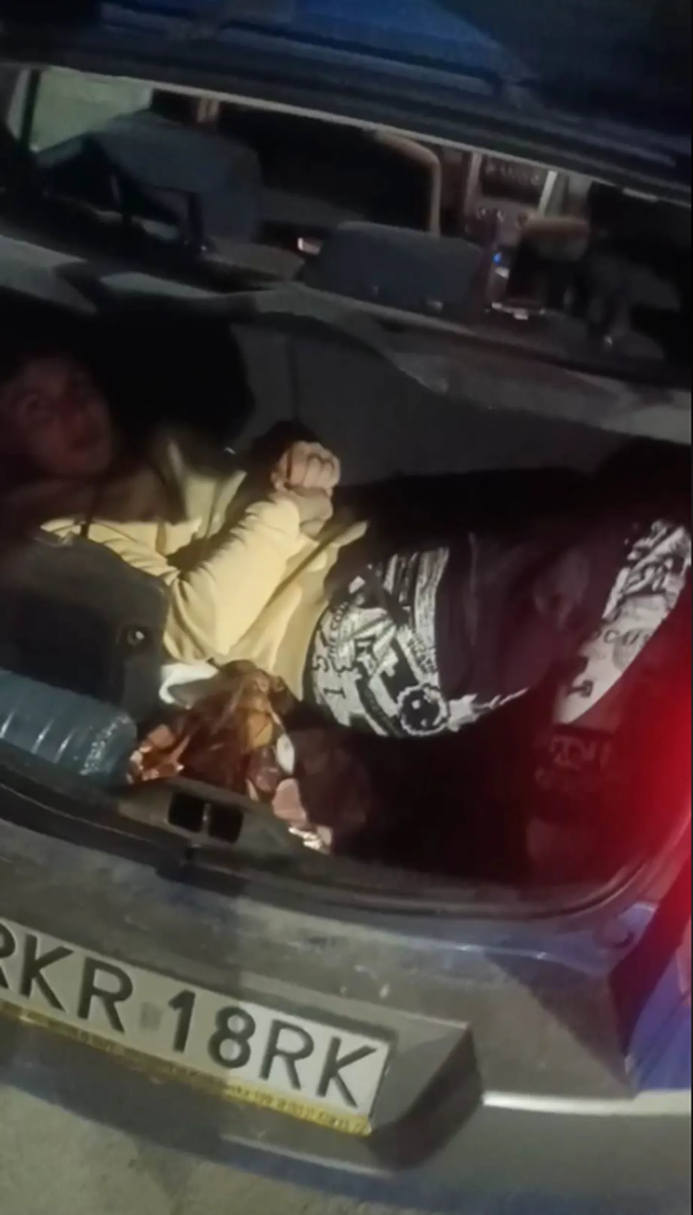 KOLES UBRANY W KOMINIARKE I OKULARY MCQUEENA SŁUCHAJAC EKIPA-ZYGZAK WŁADOWAL GOŚCIA DO BAGAŻNIKA