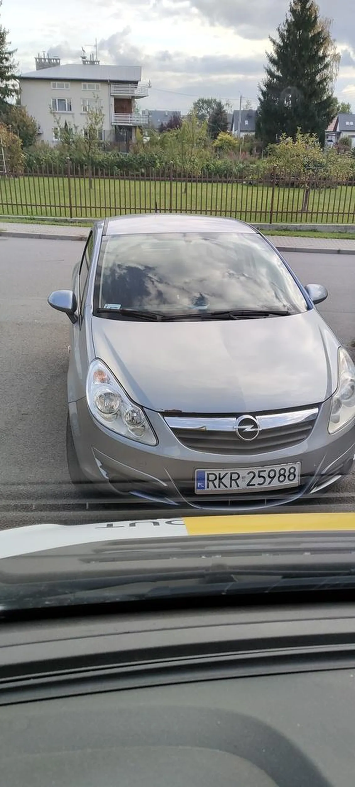 Nie ma to jak zastawić człowieka, żeby nie wyjechał :)