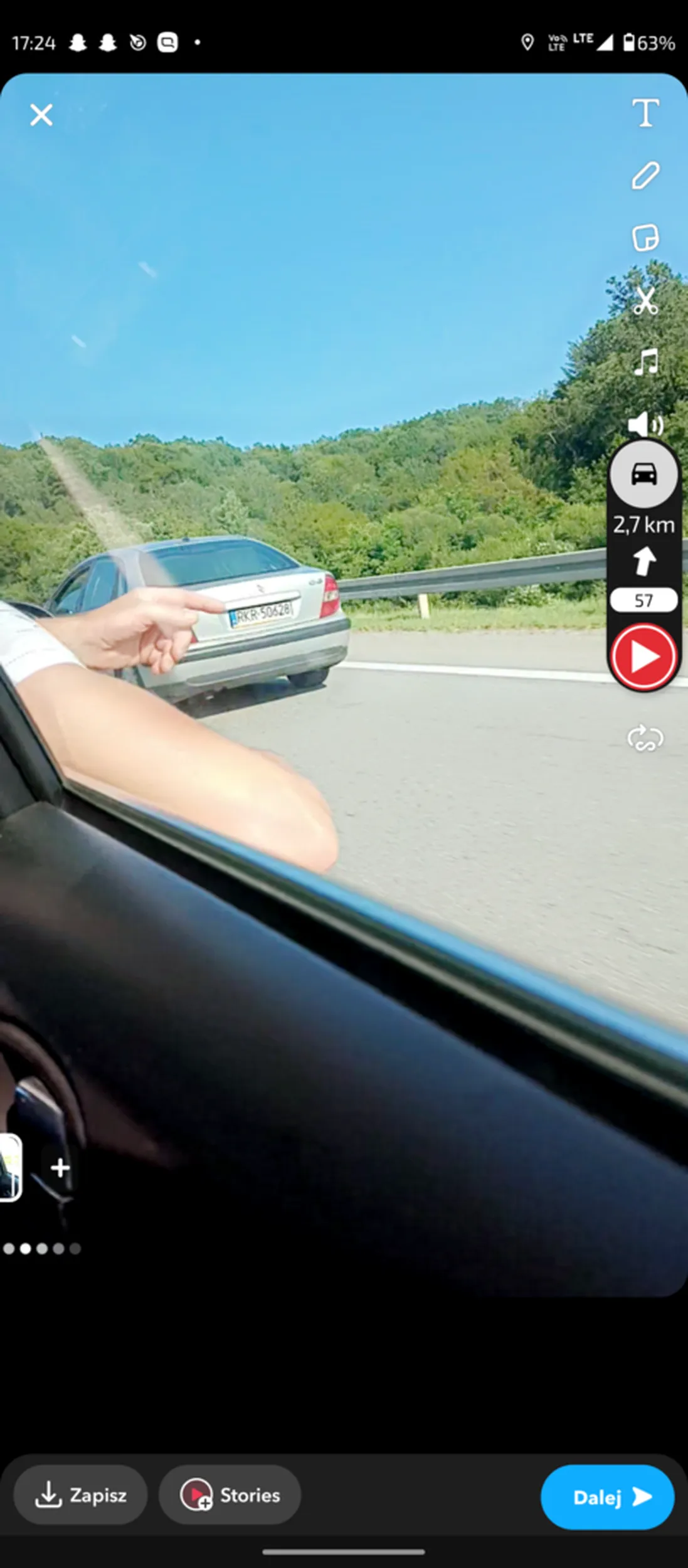 Pan potrafi jeździć ale ocenić ryzyka wyjeżdżania przed auto, które jest od niego kilka metrów to już nie potrafi. Jeszcze środkowy palec pokazuje jak się trąbie na niego