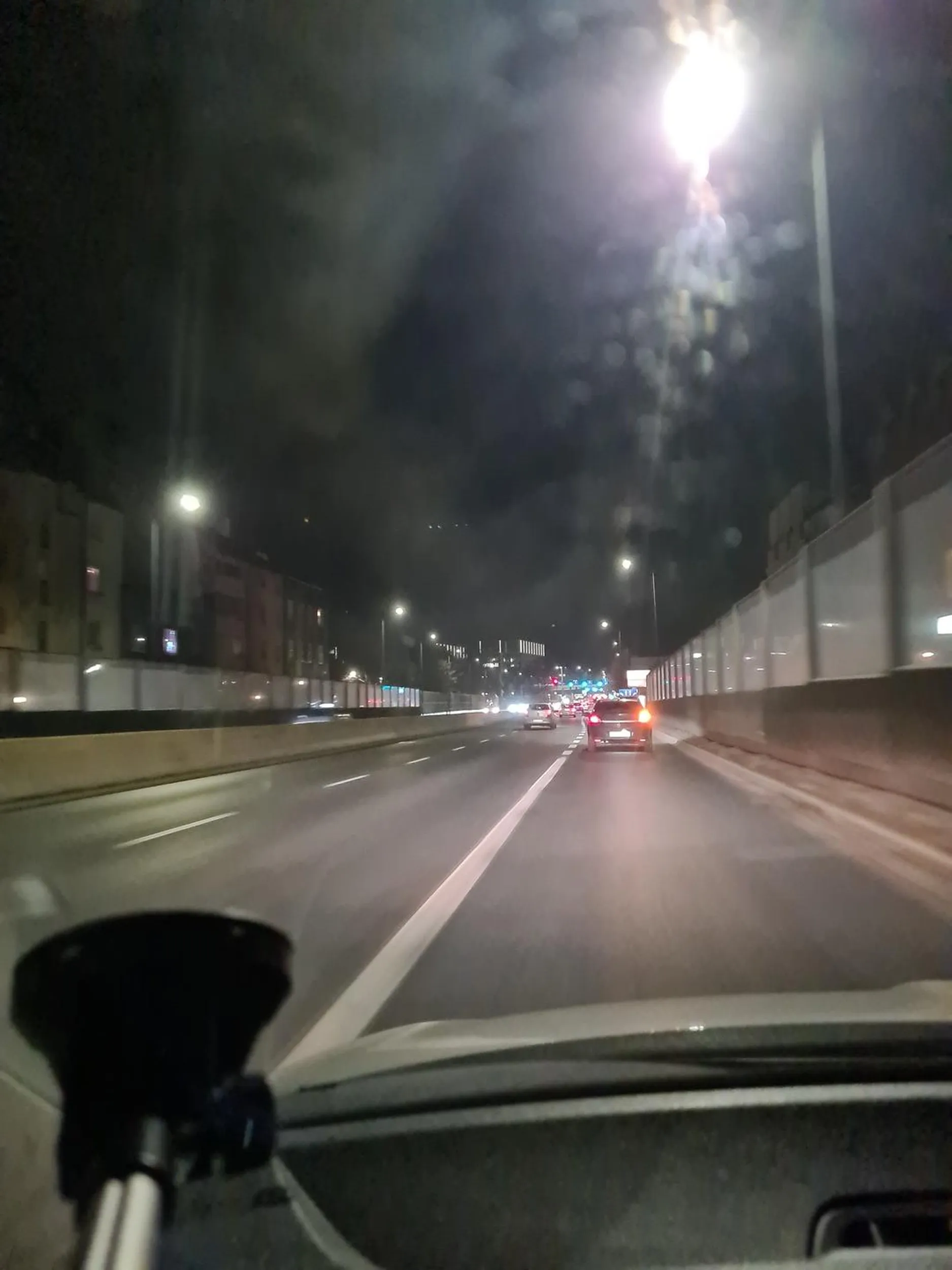 Kierowca jeździ buspasem bezprawnie