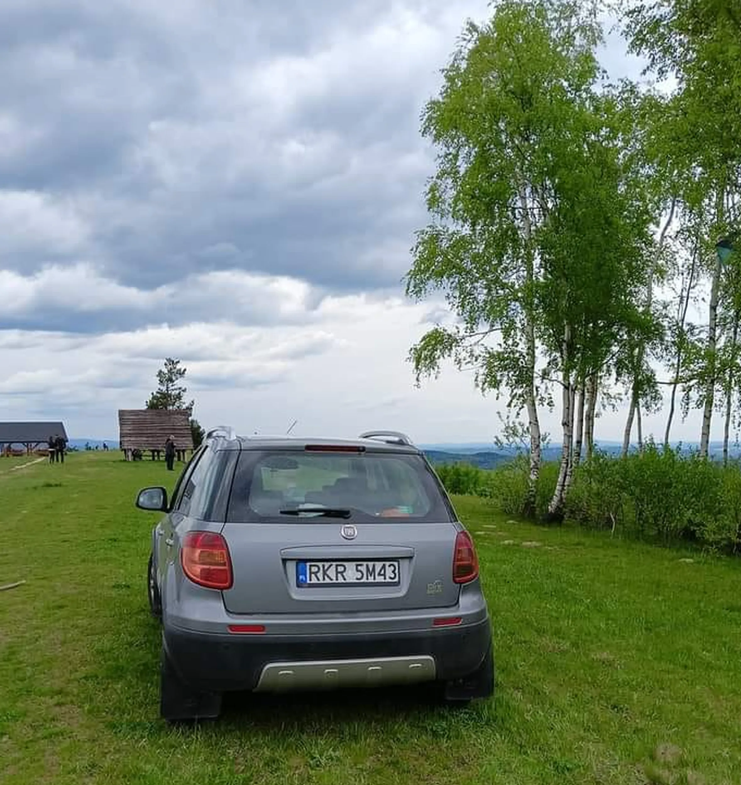 Kierowca baran, któremu nie chce się przejść na nogach kilkudziesięciu metrów, tylko musi swojego trupa wytargać na sam szczyt mimo zakazu wjazdu.