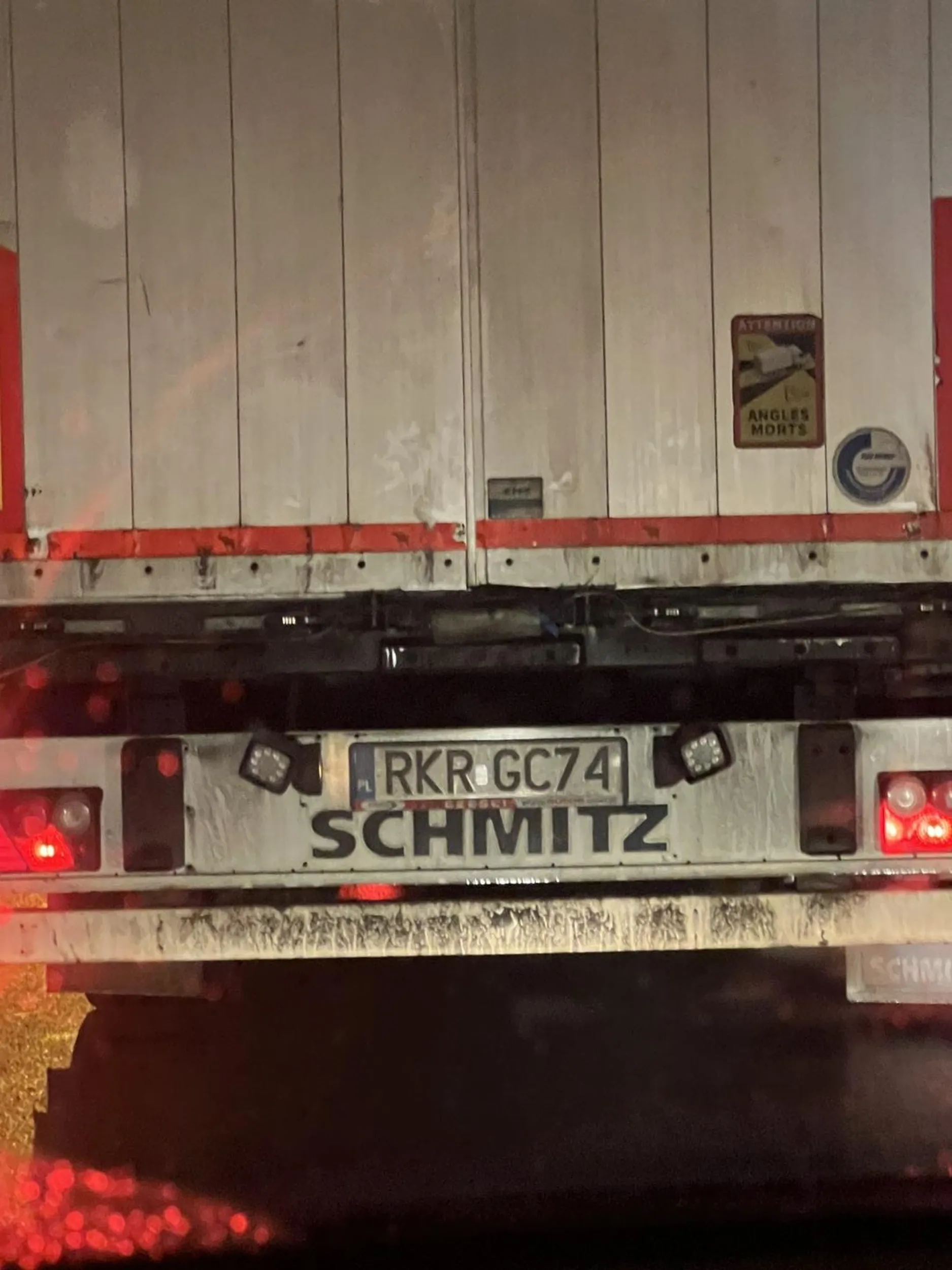 Drogi kierowca TIRa: -zablokował pas do skrętu w prawo przy samych zielonych światłach, chcąc nagle zmienić pas na lewy i nikt nie mógł pojechać w prawo; -oczywiście z mojego dobrego serca, wpuściłam go, bo wszyscy jechali; -nagle zajął dwa pasy, więc już nikt przejechać nie mógł; -grzecznie czekałam aż ruszy, zapaliło się czerwone, ale co tam dla niego, przejechał na czerwonym, zatrzymał się na środku, nikt nie mógł jechać w lewo z naprzeciwka; -a w dodatku nie podziękował :) Jeśli to czytasz, nie wiem skąd masz prawko, chyba kupione na shein. Nie pozdrawiam