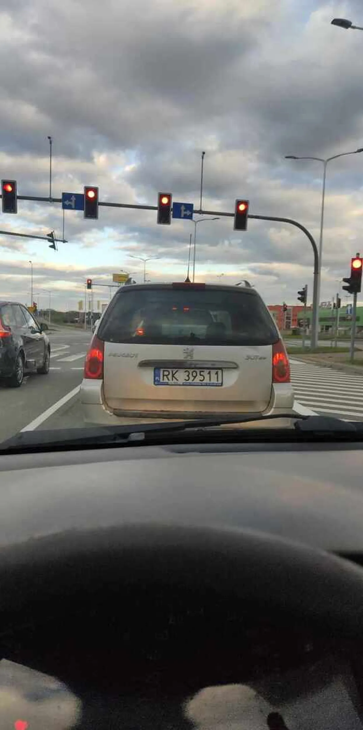 Wymusza pierwszeństwo poruszając się pasem wyłączonym z ruchu, pełen agresji, na dźwięk klaksona wyszedł z auta z pretensjami