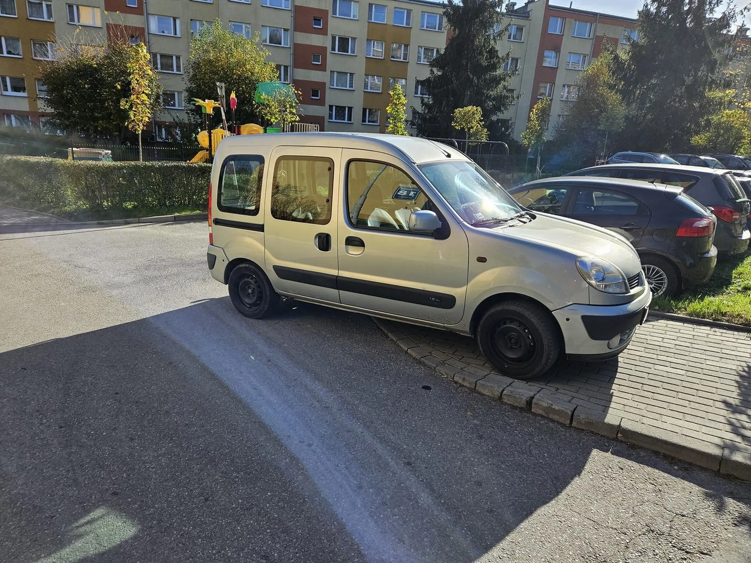Zajmuje cały chodnik i cześć drogi wyjazdowej na skrzyżowaniu.