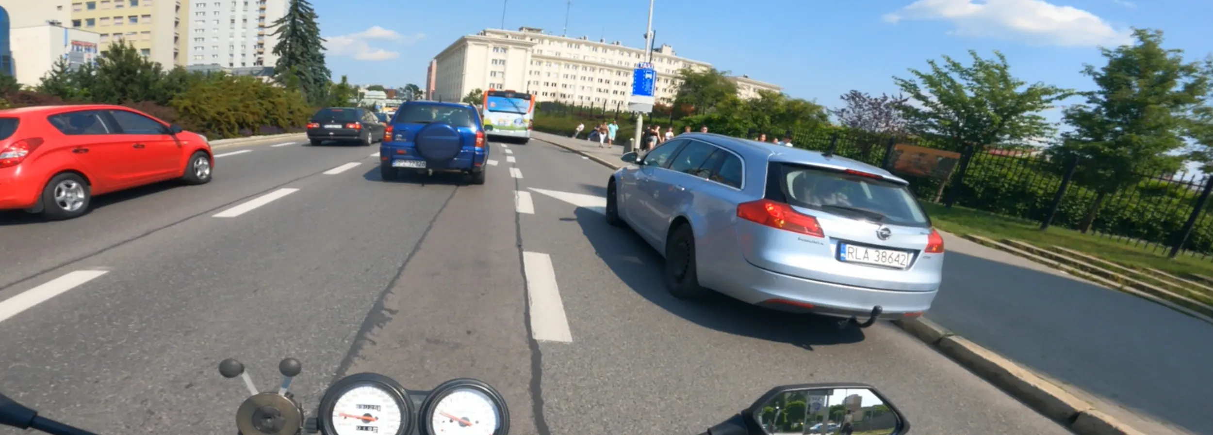 Blokuje pas rozbiegowy, myśli że jak włączy światła awaryjne to włącza niewidzialność.