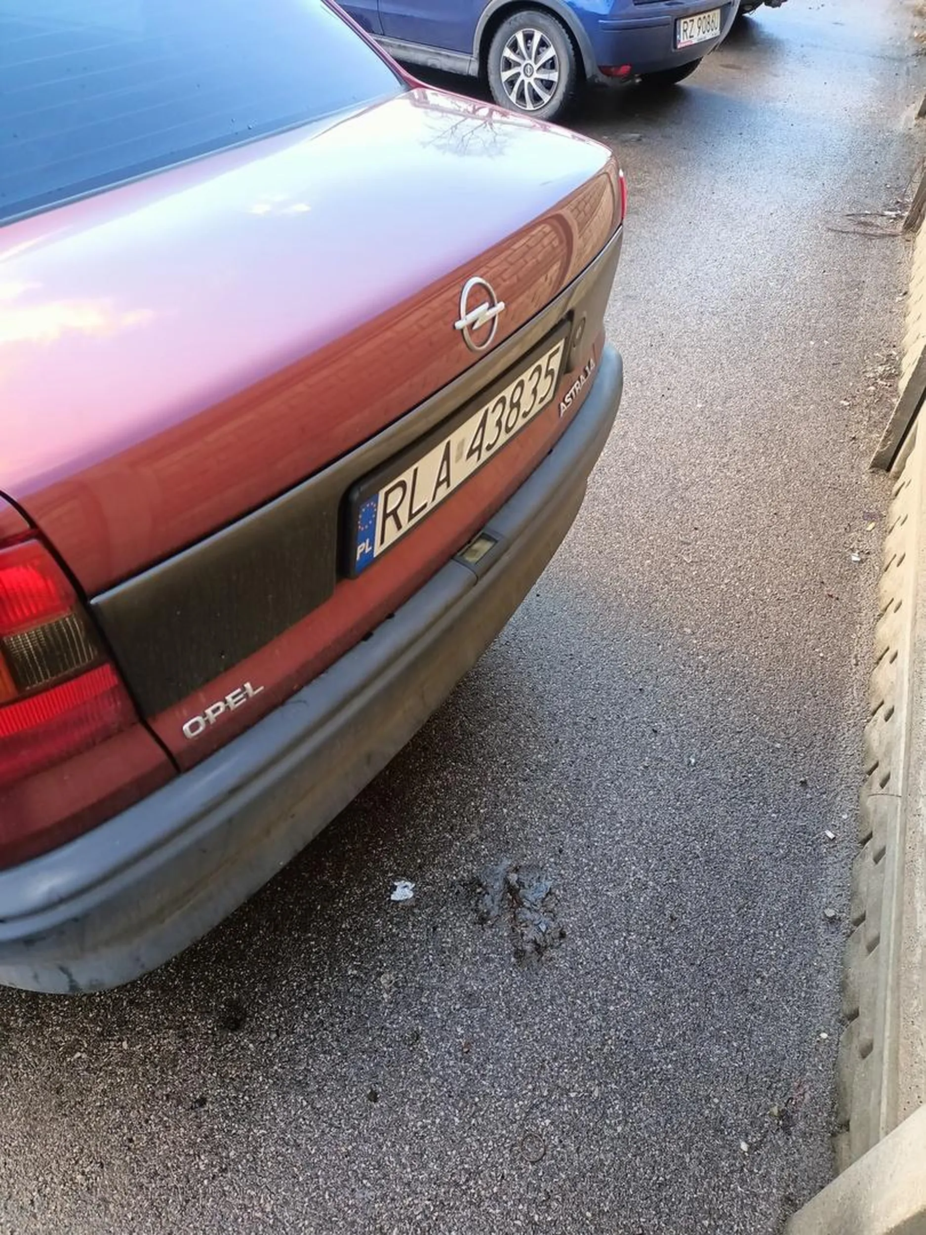 Zablokowal wyjazd dla 3 aut Smaż się w piekle