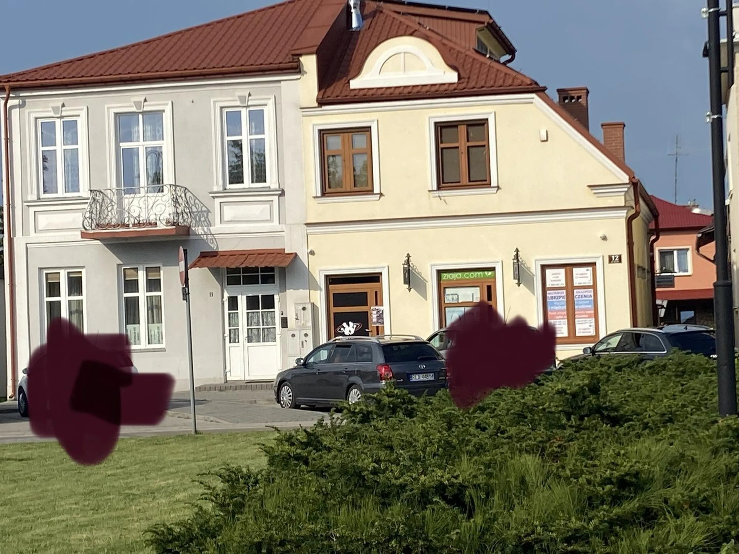 Wali drzwiami w auta stojące obok! Zahacza  swoim ciałem o lusterko i wygina w druga stronę. Cham i wiesniak w jednym