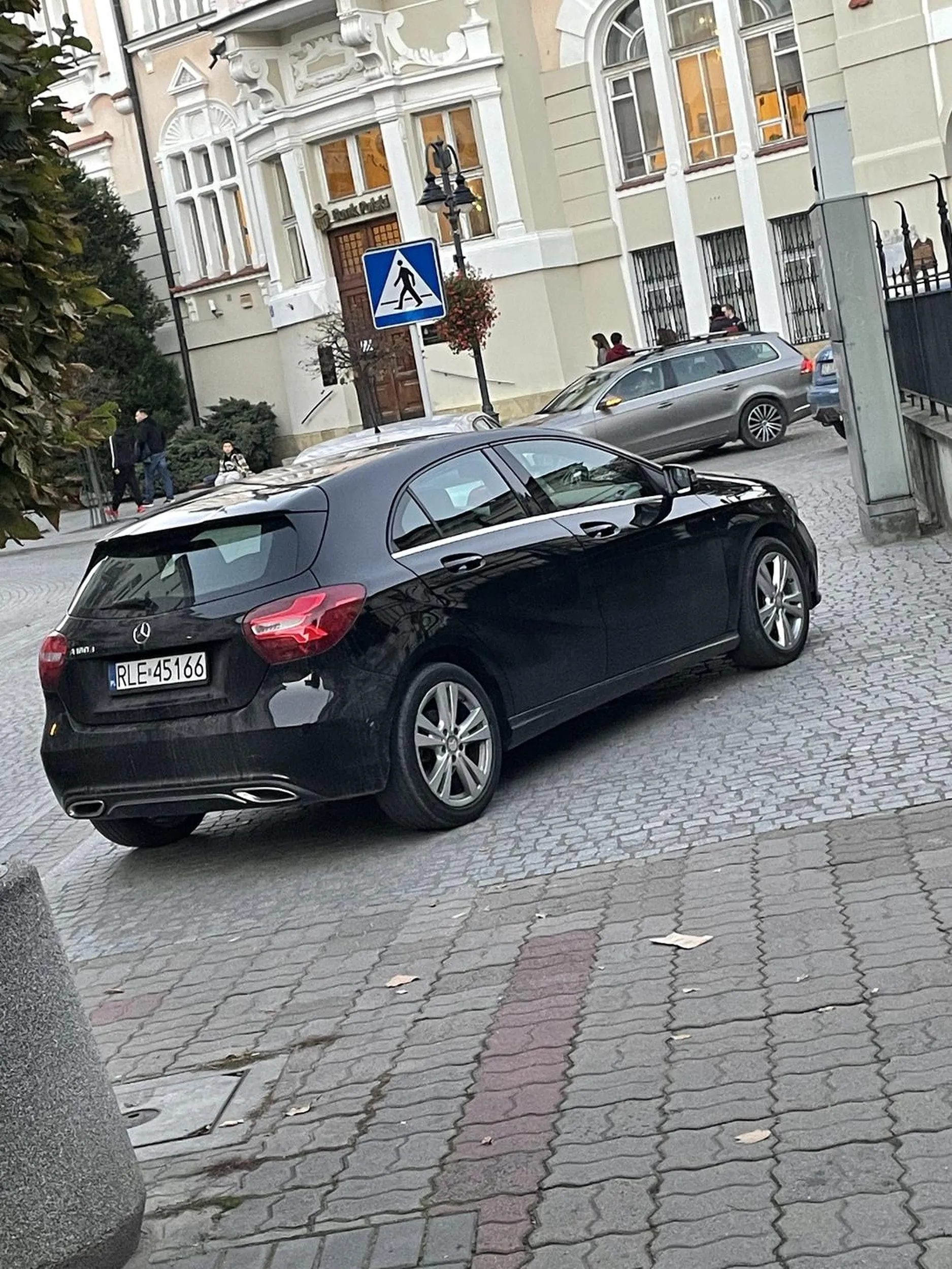 Najważniejsze żeby zaparkować. Piesi mogą przecież przejść drogą