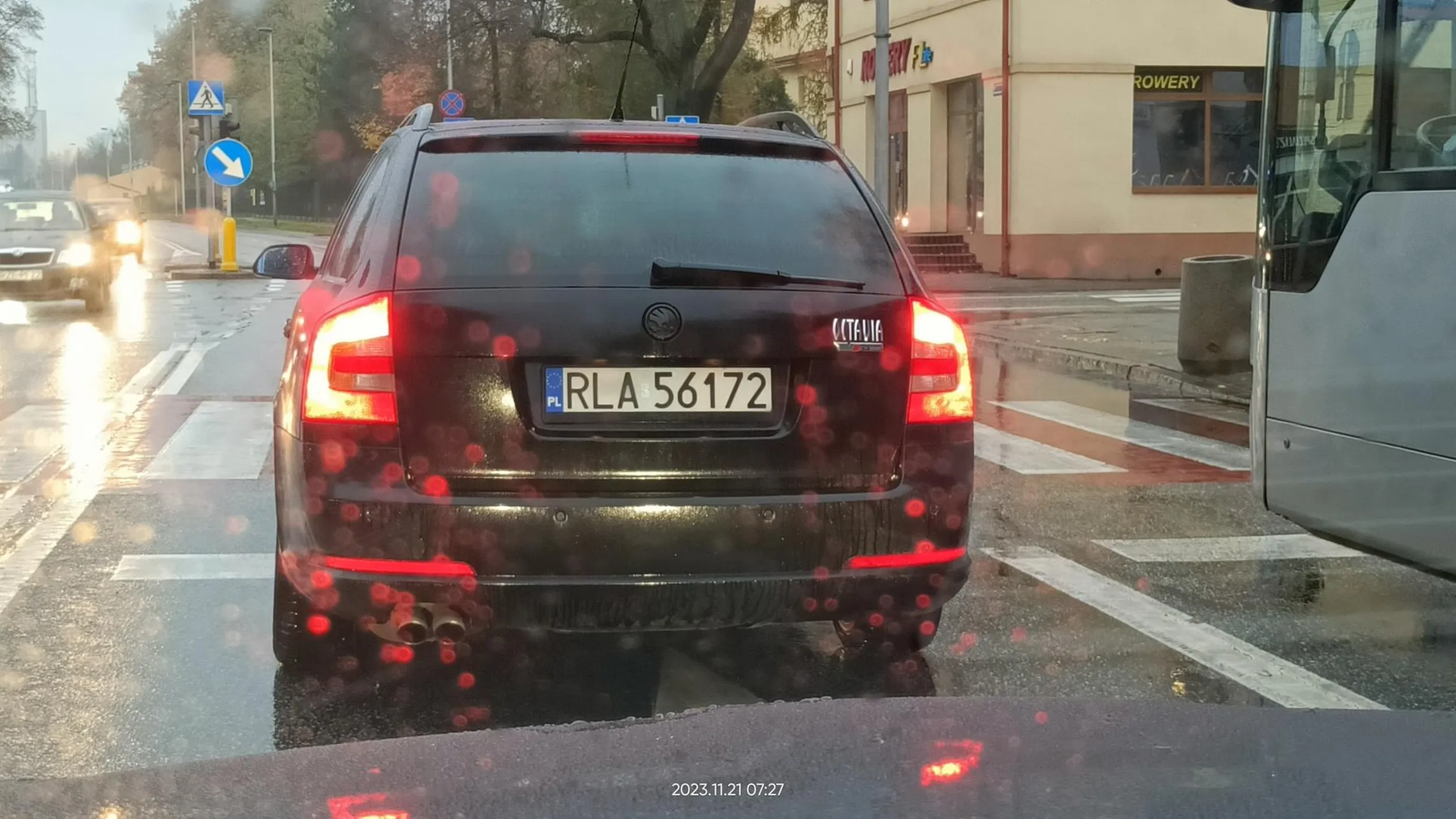 Rzeszów, ul. Dąbrowskiego. Pojazd przede mną zatrzymuje się przed przejściem na którym znajduje się pieszy. Więc zwalniam i zatrzymuje się za nim. A ten kretyn zapier..... dalej. Nie był w stanie się już zatrzymać za mną, więc uciekł w prawo na buspas. Kobiecie na przejściu przejechał niemal po piętach. Na najbliższej sygnalizacji świetlnej ledwo zatrzymał się przed przejściem. Finalnie wjechał pod Komendę Wojewódzką Policji. Czyżby jakiś narwany stróż prawa?