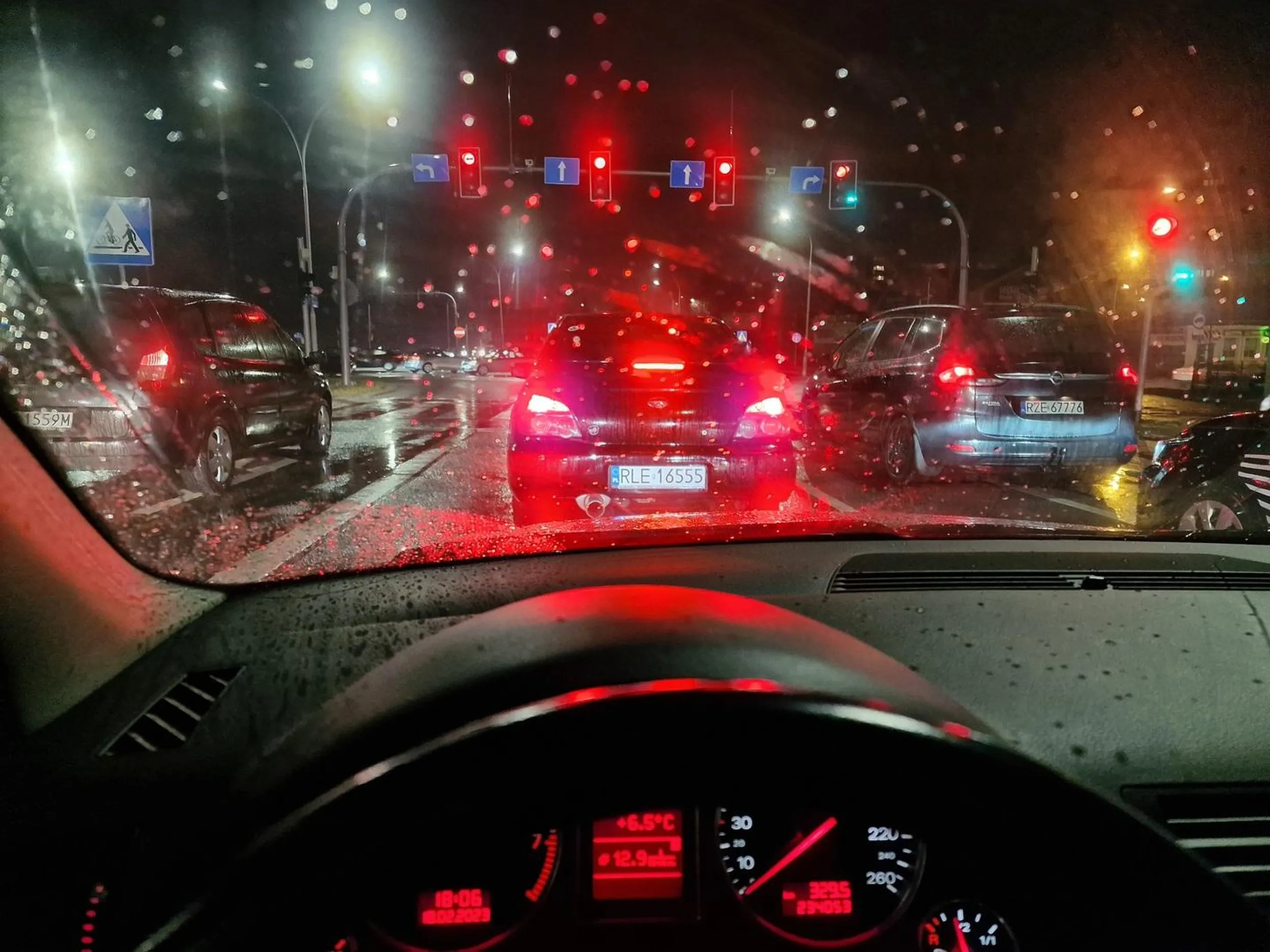 Ojciec kupił mu wyścigówkę i szczyl zapomniał że istnieje coś takiego jak kierunkowskaz. Dodatkowo ma zielony listek na szybie a jeździ jak Kibica.