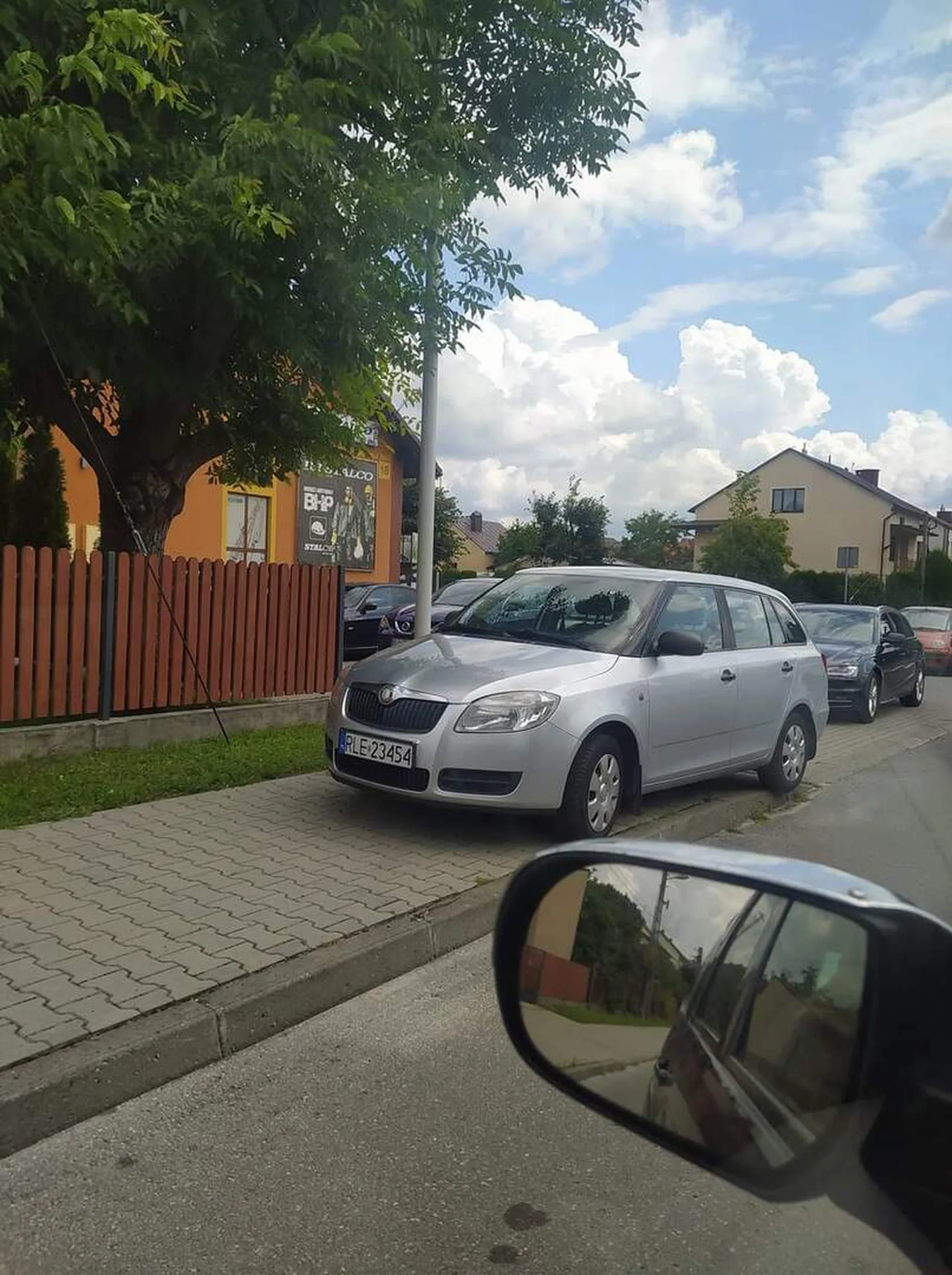 Mistrz parkowania. Jak zobaczę tak to auto zaparkowane to przejdę się po dachu...