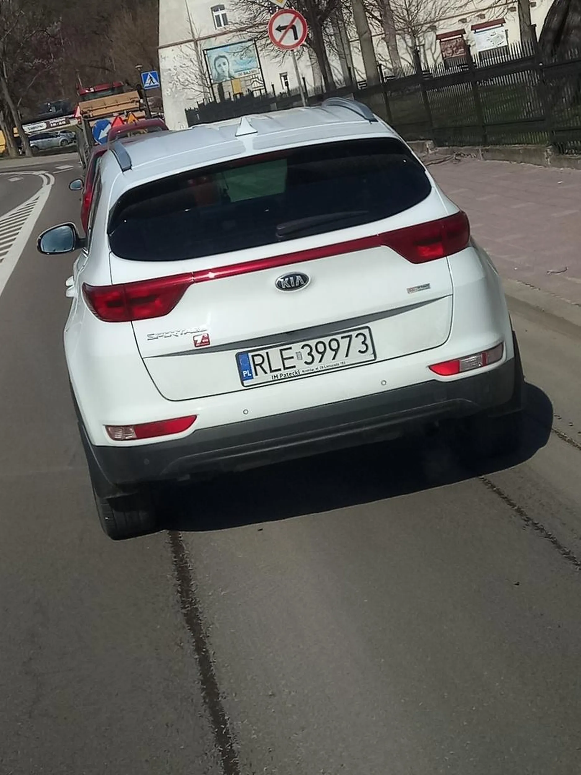 Nie dość,że przejeżdża na czerwonym i nie ustępuje pierwszeństwa, to jeszcze macha łapami i robi zdjęcia.