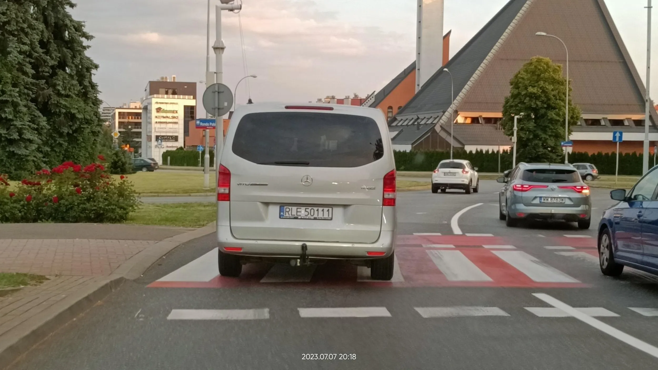 J****y szeryf, król lewego pasa. I jeszcze perfidnie jedzie równolegle z pojazdami na prawym pasie żeby go prawym ktoś nie wyprzedził czasem.