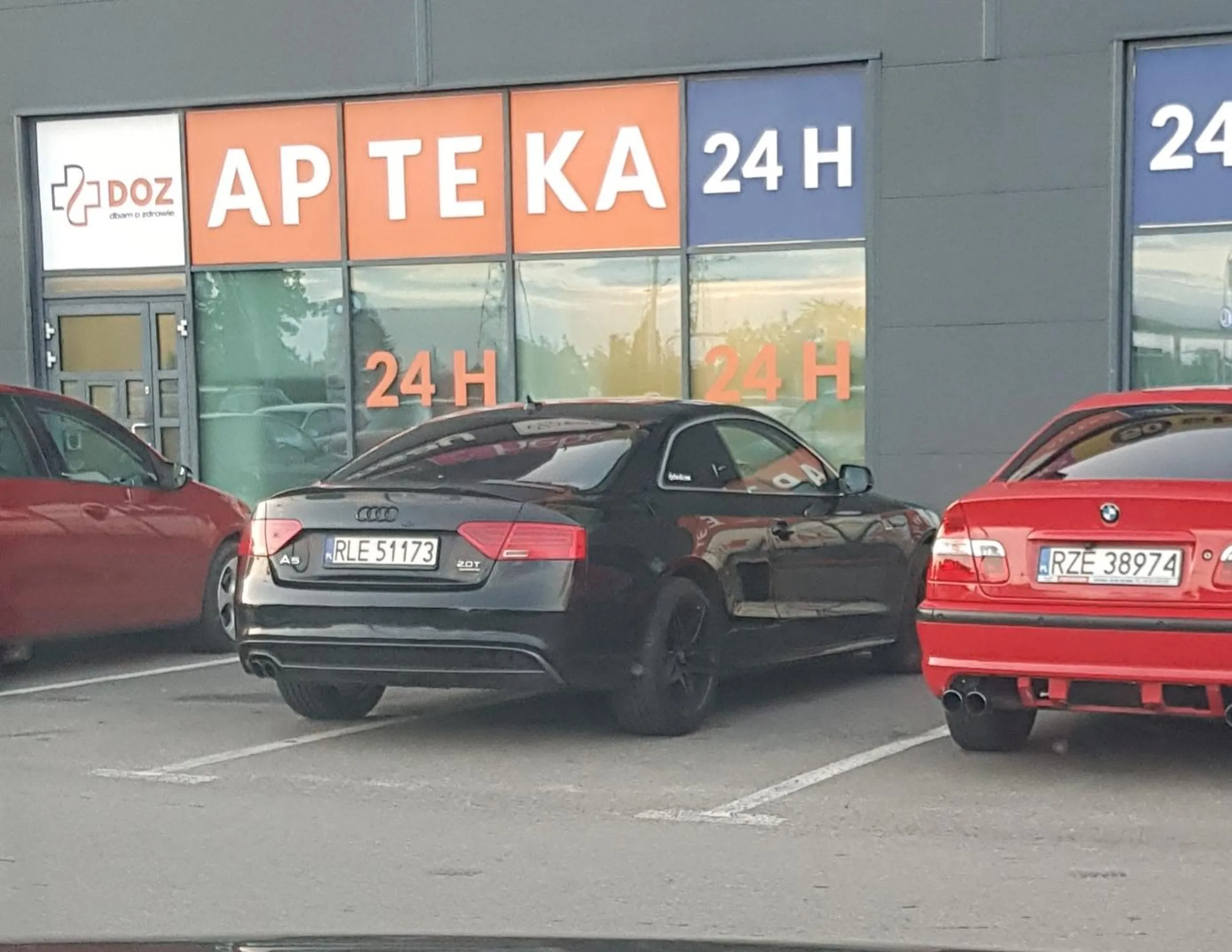 Staje jak cymbał na 2 miejscach parkingowych