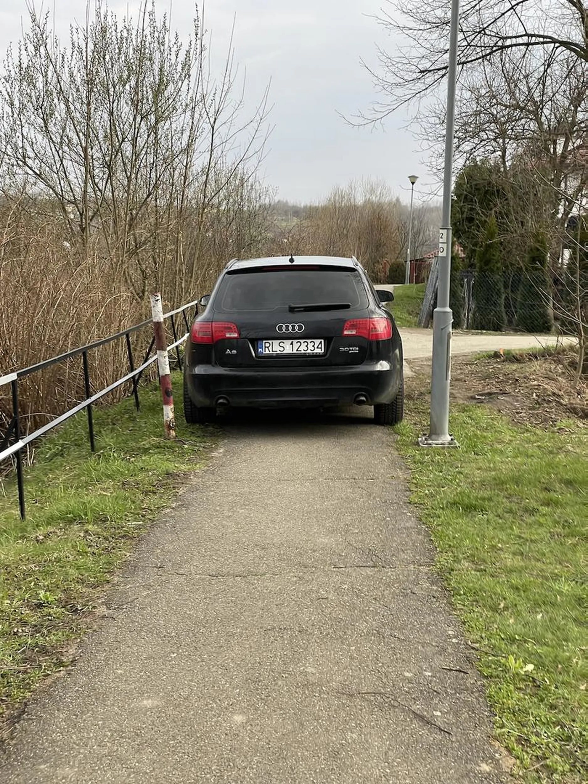 Kierowca postanowił całkowicie zablokować przejście pieszym. Osoby z dziećmi albo na wózkach na pewno miałyby problem z ominięciem pojazdu.