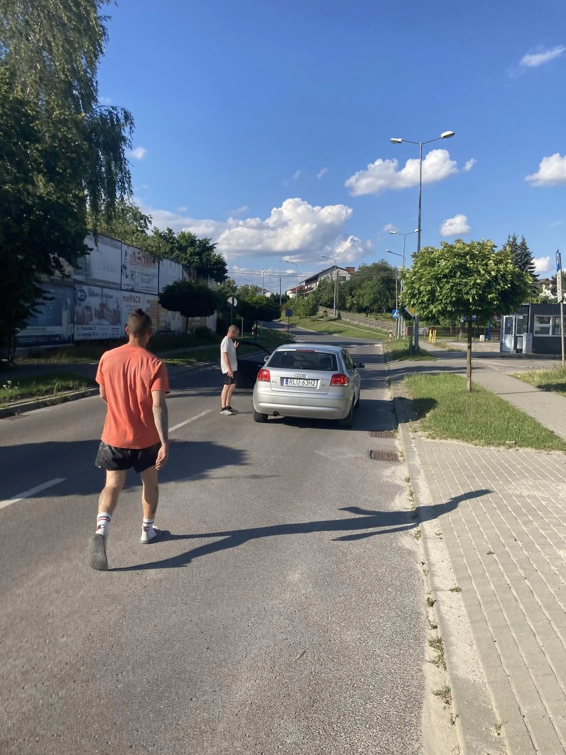 Kierowca uważa ze rowerzyści powinni jeździć po chodniku a nie po ulicy. Nie pozdrawiam