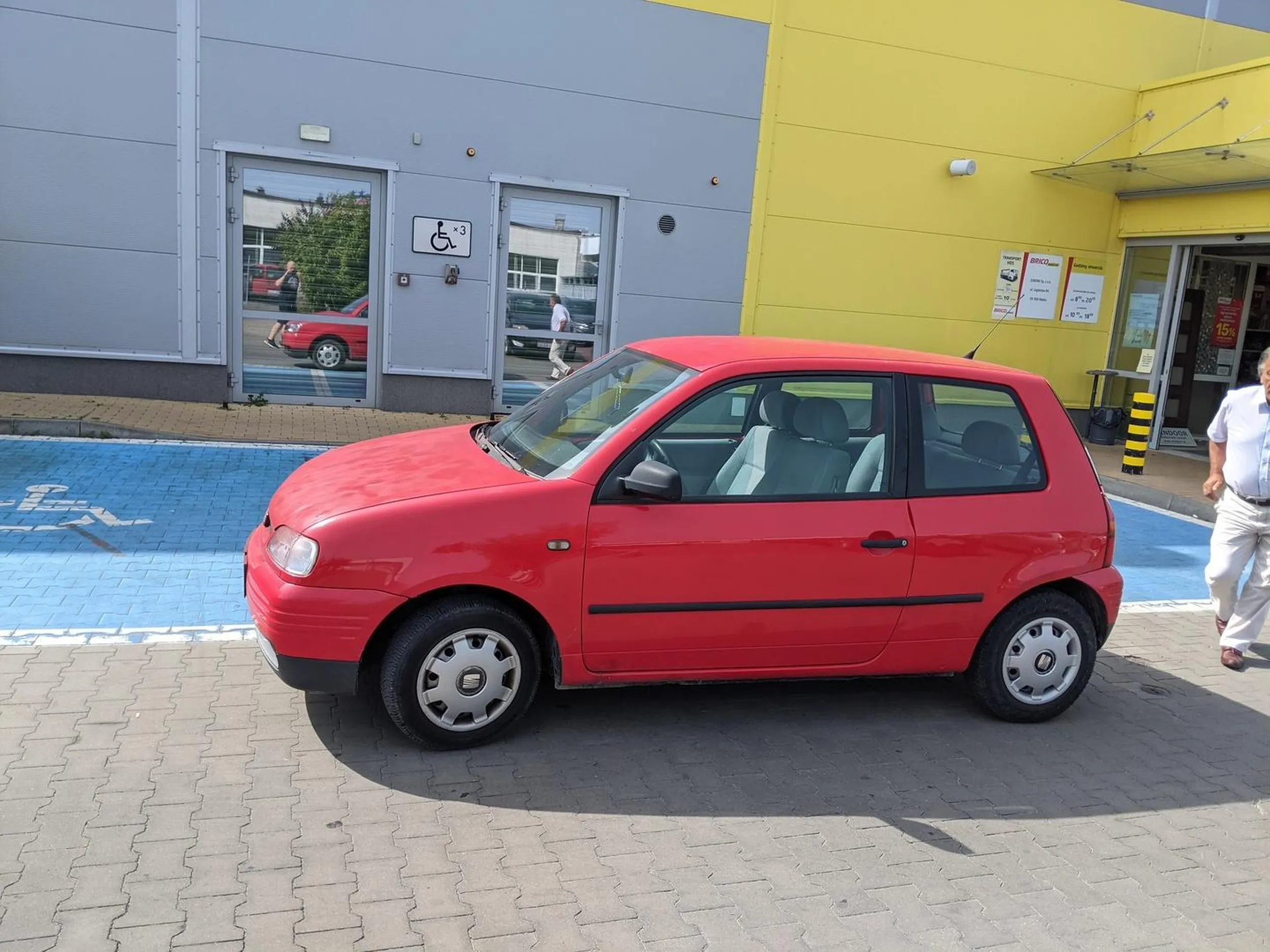 Żeby zablokować 3 wolne miejsca dla niepełnosprawnych i jeszcze do tego zapracować na drodze to już trzeba być zdolnym.