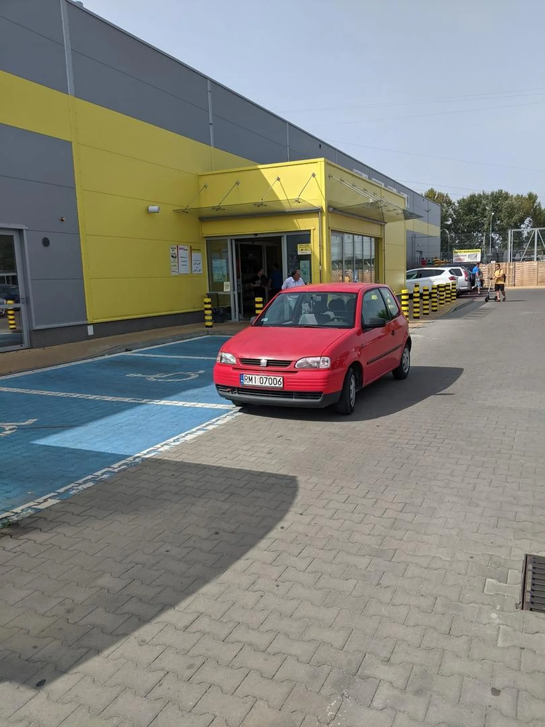 Żeby zablokować 3 wolne miejsca dla niepełnosprawnych i jeszcze do tego zapracować na drodze to już trzeba być zdolnym.