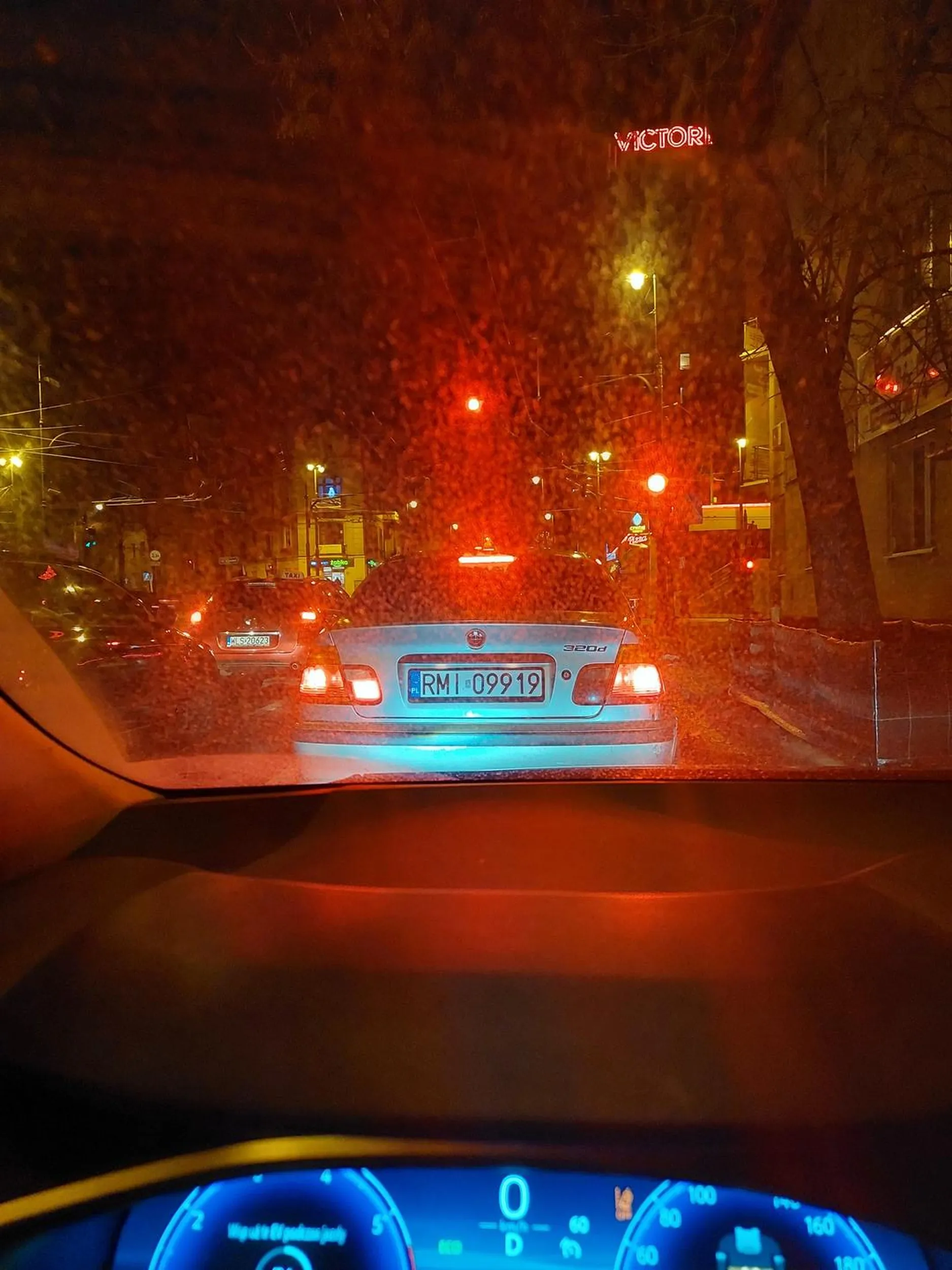 Podjeżdża pod zderzak, wyprzedza na zapałkę - oczywiście bez kierunkowskazów - tylko po to, by stać na światłach razem z innymi. Marka pojazdu przypadkowa. :)