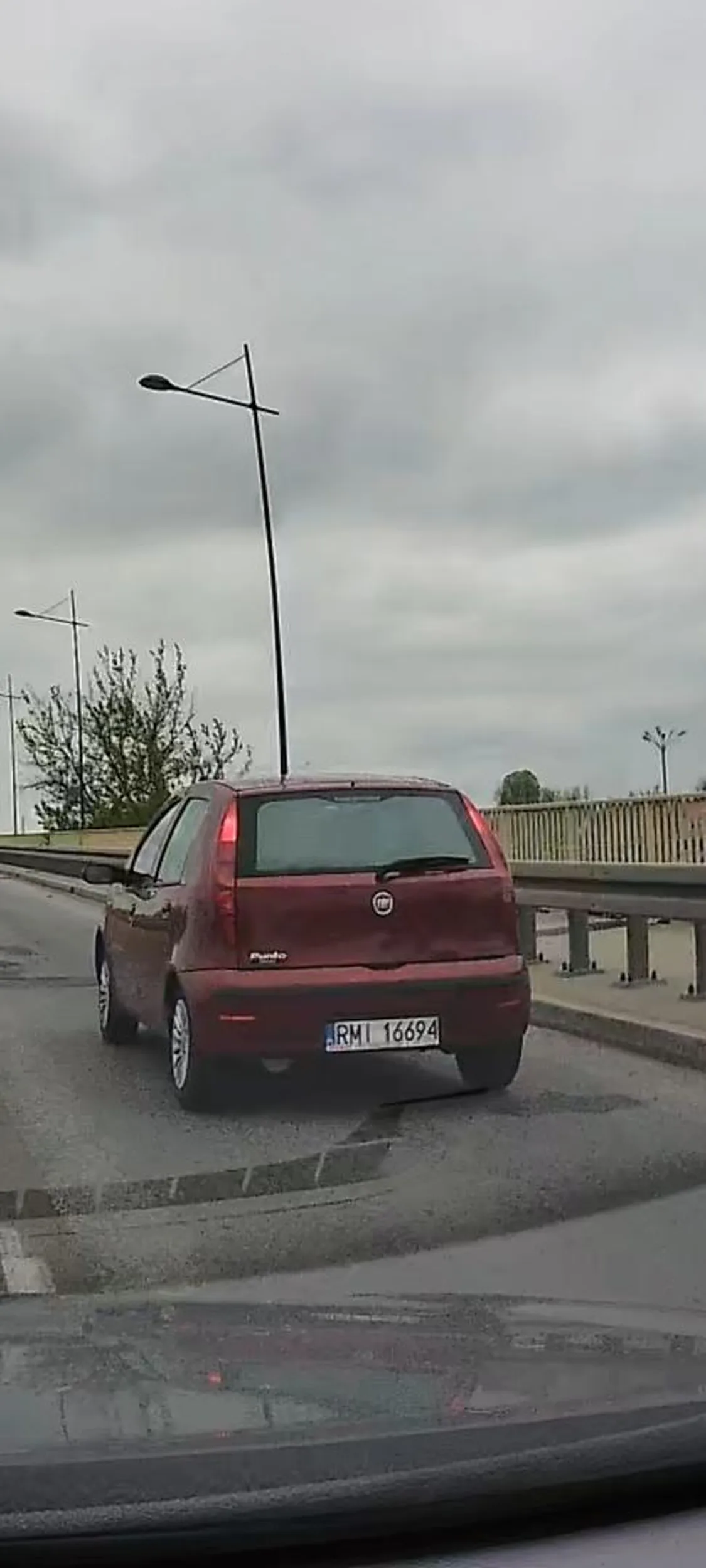Wymuszenie pierwszeństwa na rondzie,zamulająca jazda 40km/h po mieście i nie ustąpienie pieszemu pierwszeństwa chociaż był przy pasach. To wszystko żeby zdążyć na msze do kościoła. Pani powinna już oddać PJ.
