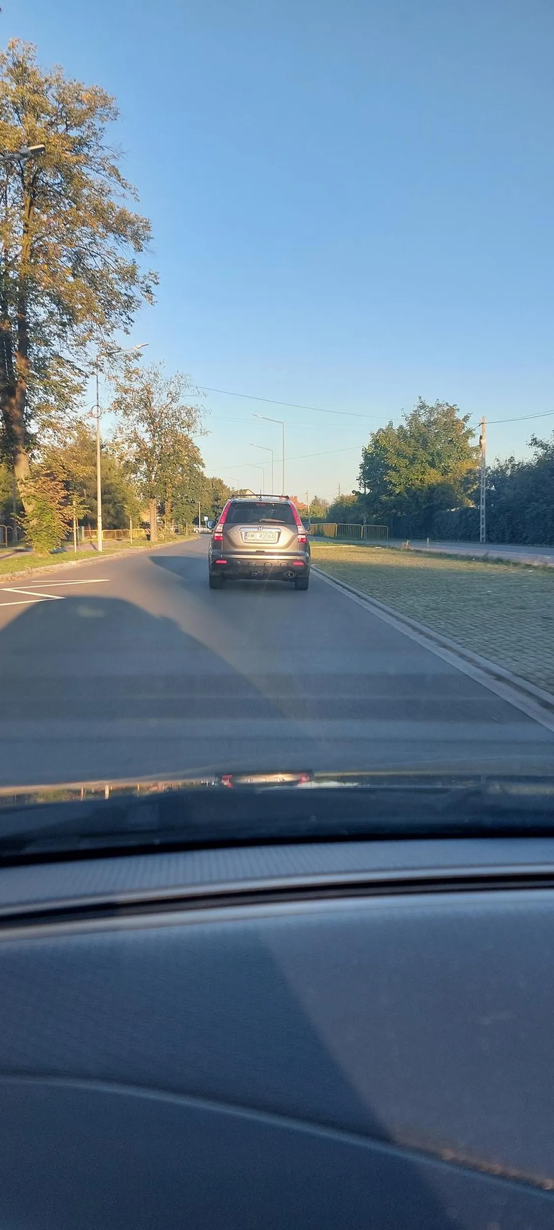 Wymusił pierwszeństwo ledwo wychamowałam braklo 1cm do powaznej stłuczki lub wypadku, niestosuje sie do  znaków drogowych, odjechal jak gdyby nic i perfidnie sie popatrzyl