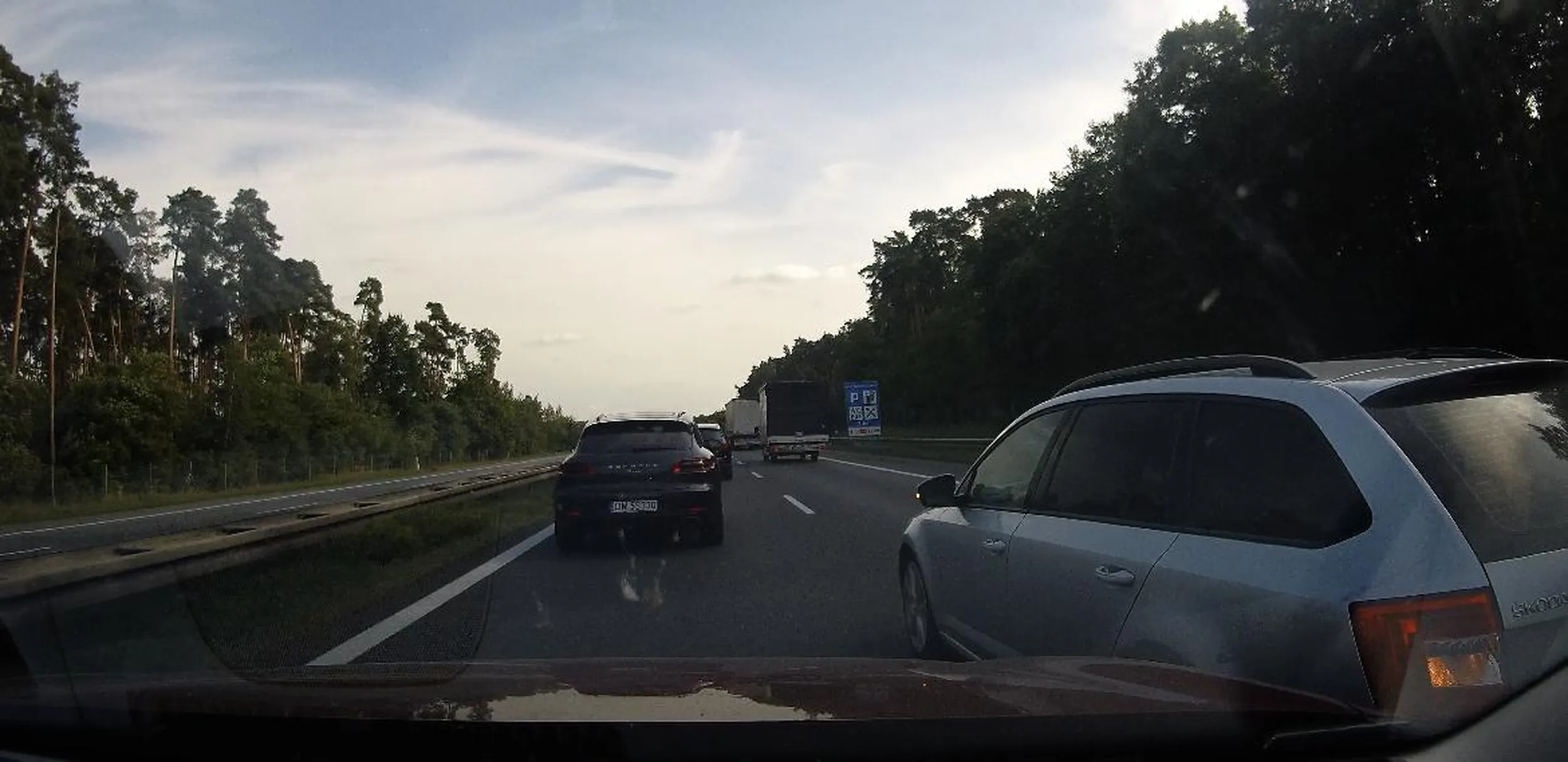 Kolejny pirat drogowy na A4 wyprzedza prawym pasem po czym próbował mnie zepchnąć na bariery. Nagrania zgłoszone na policję. A filmik będzie w necie.