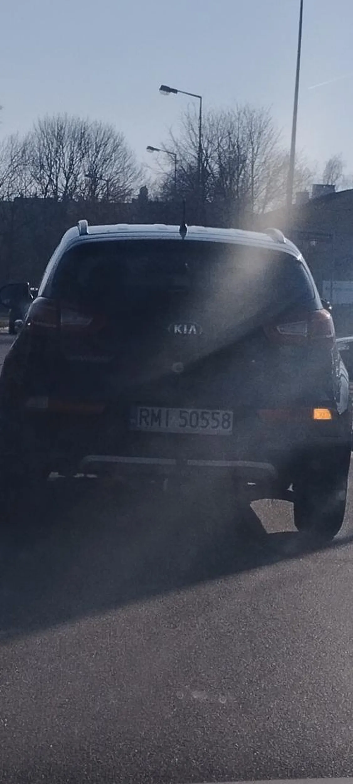 Ten kierowca prawie spowodował wypadek. Zajechał mi drogę po czym zaczął hamować,zmienił pas i uciekł.