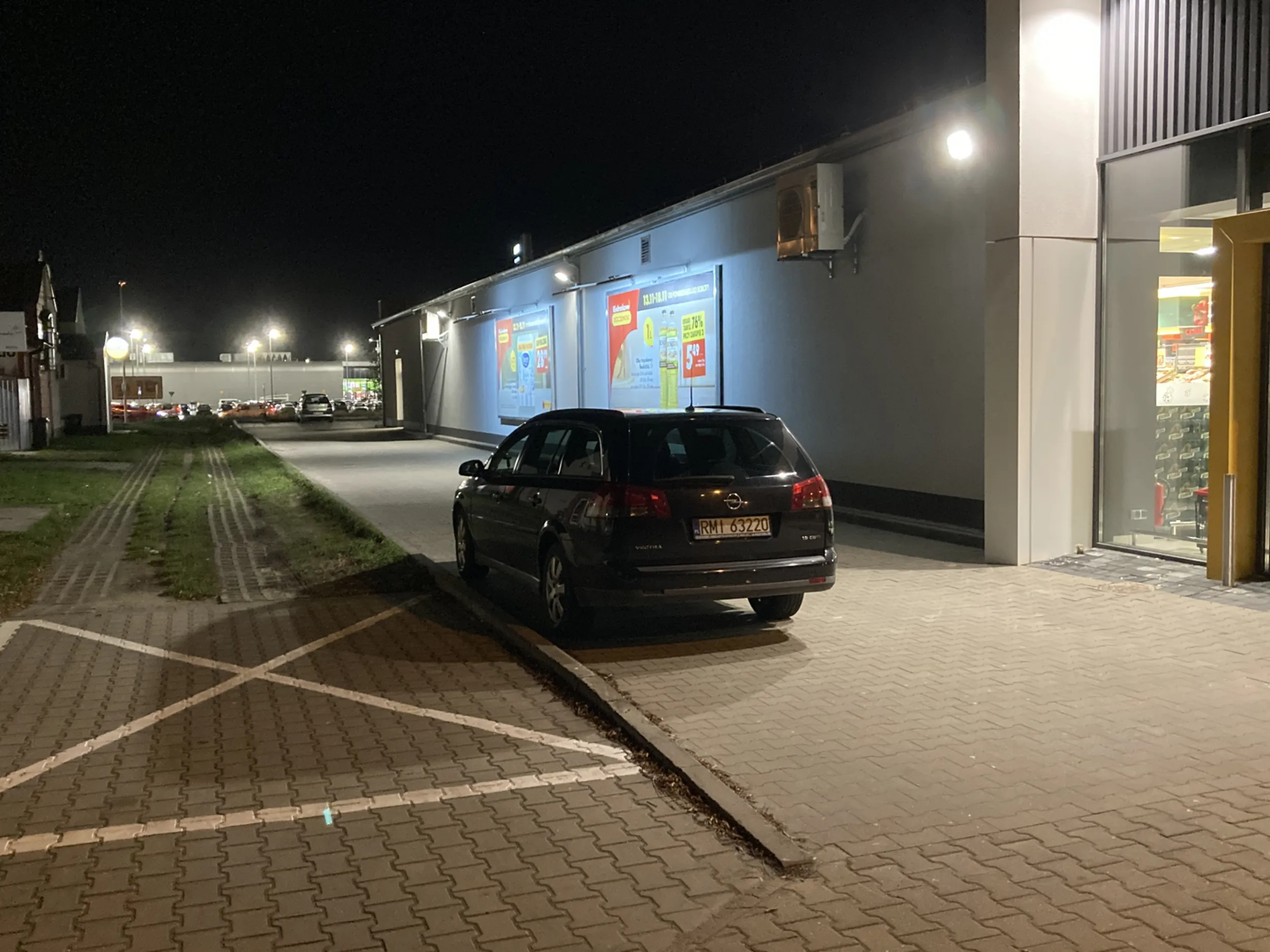 Blokuje drogę dojazdową na parking, bo mu się nie chciało na ten parking za sklepem podjechać 40 m i podejść do wejścia.