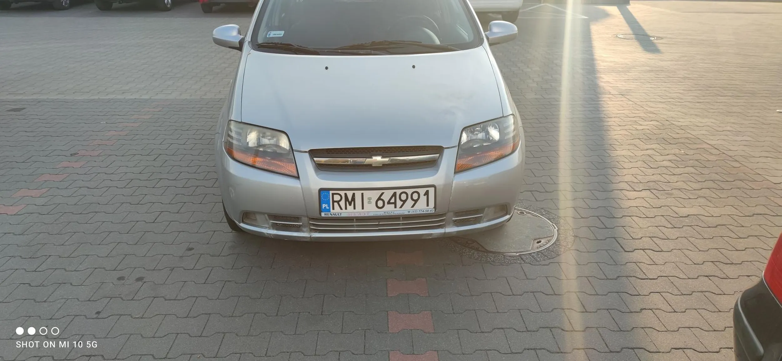 Nie lada wyczyn parkując na dwóch miejscach