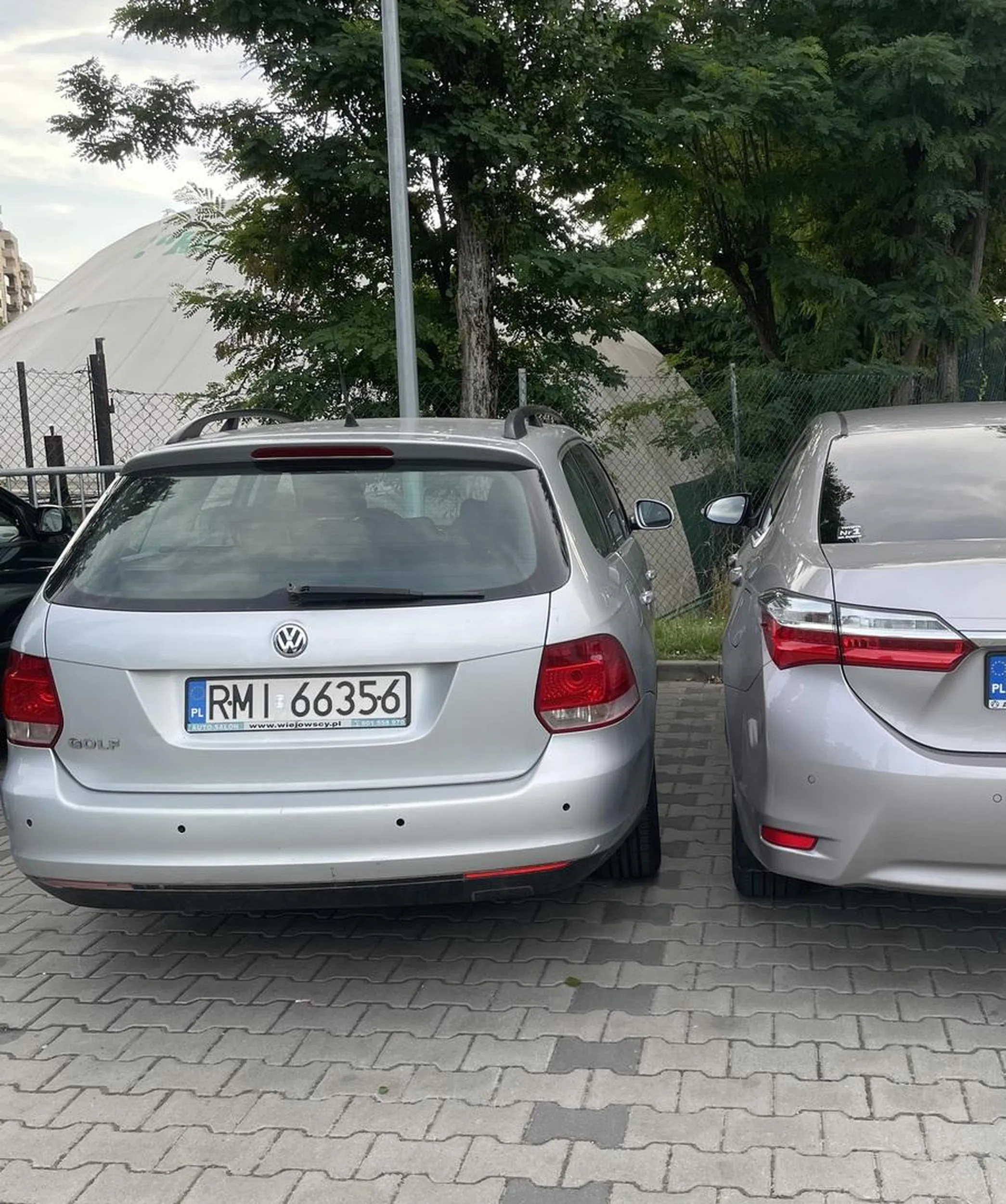 Szkoda, że nie mamy włazu jak w czołgu i dobrze, że dało się wejść od strony pasażera. Jak można być takim bezmyślnym egoistą? Różnych mistrzów parkowania widziałam, ale to utwierdziło mnie jedynie w przekonaniu, że wszystkie rabarbary, rmi i inne powinny zostawiać auta na rogatkach (P+R) i tramwajkiem po Krakowie.