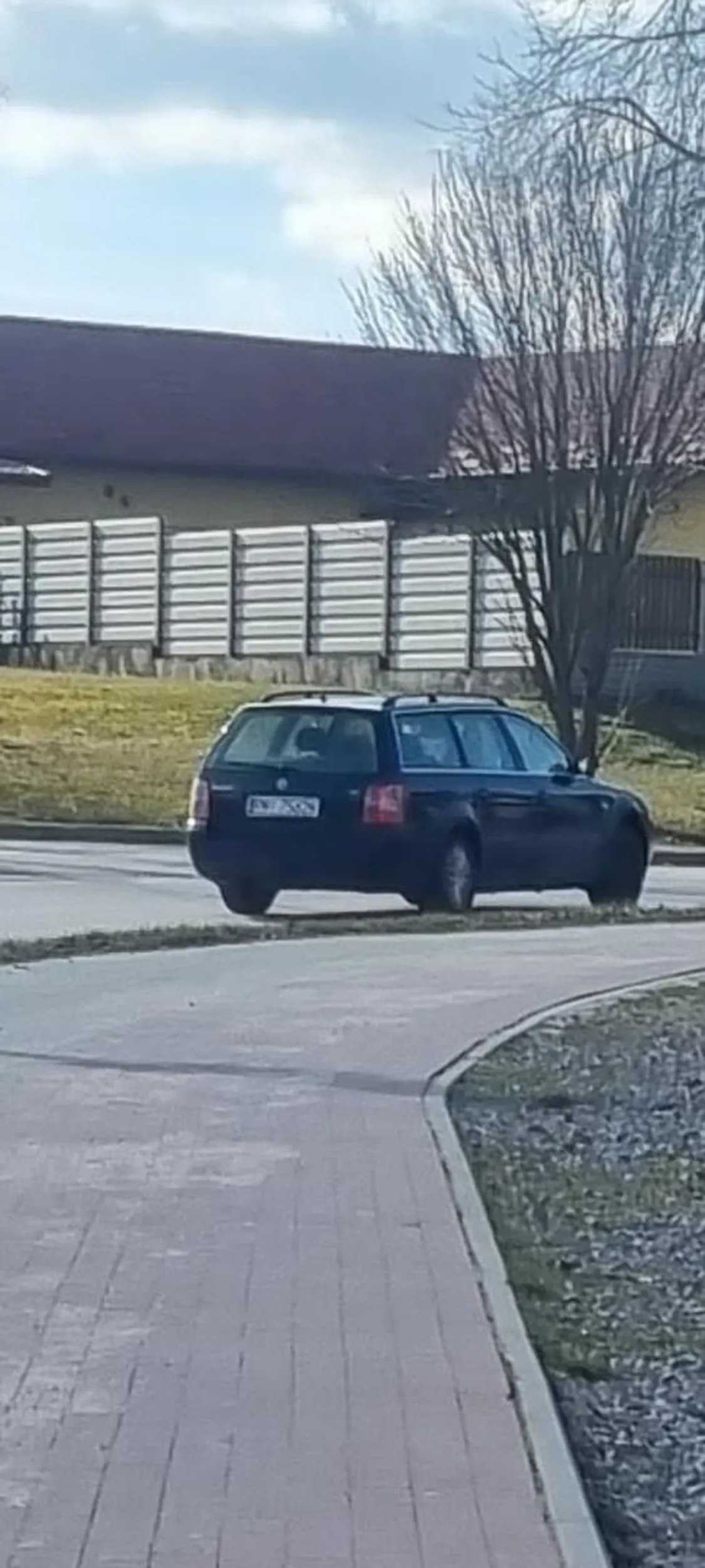 Pierdolona tleniona pindzio! Jak pieszy staje przed przejściem to masz obowiązek go przepuścić. Blond farba wpierdolila mozg ale jeszcze walczy sądząc po odrostach.