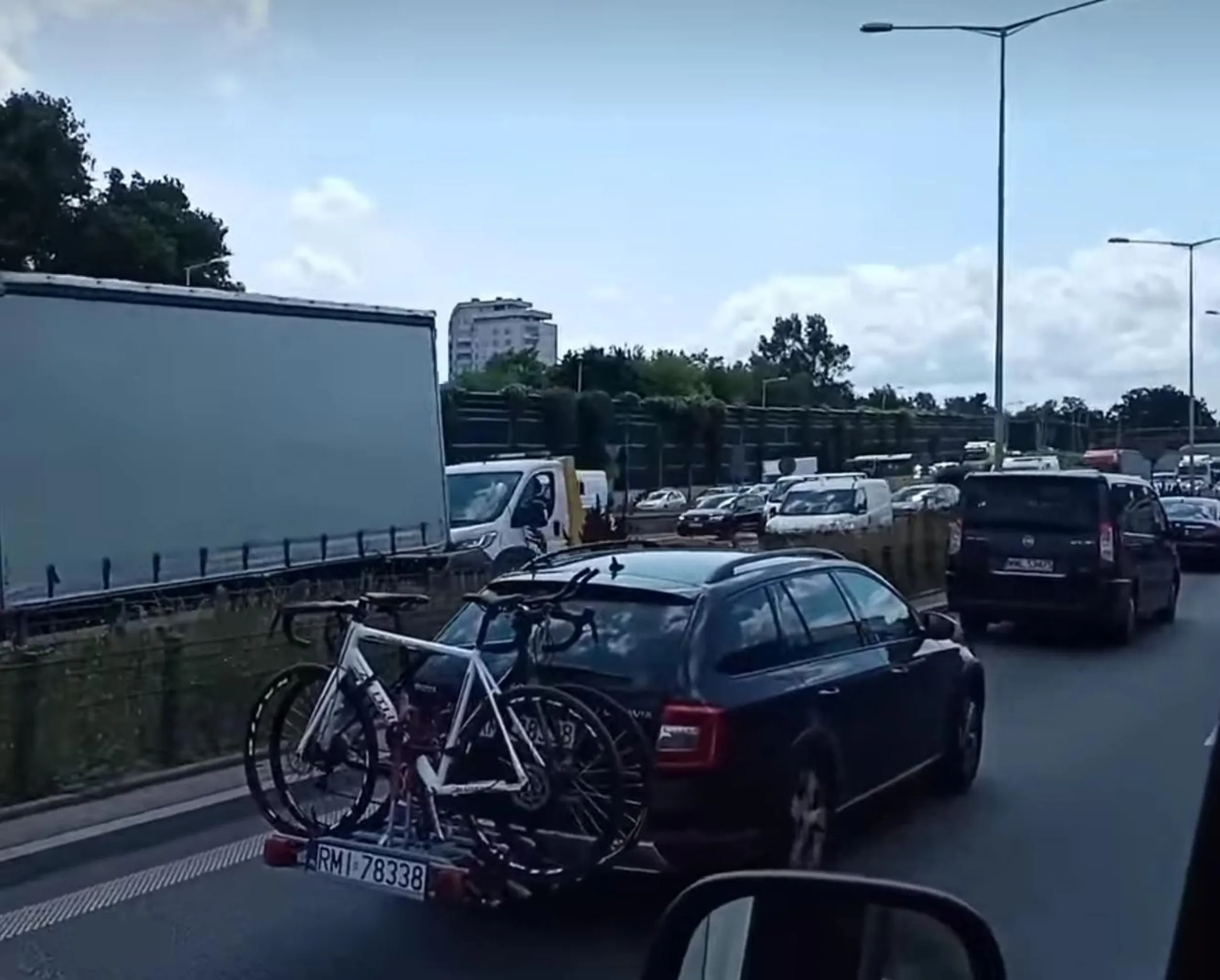 Ty pseudo kierowco przez takich jak Ty są korki - naucz się jeździć i nie gap się baranku