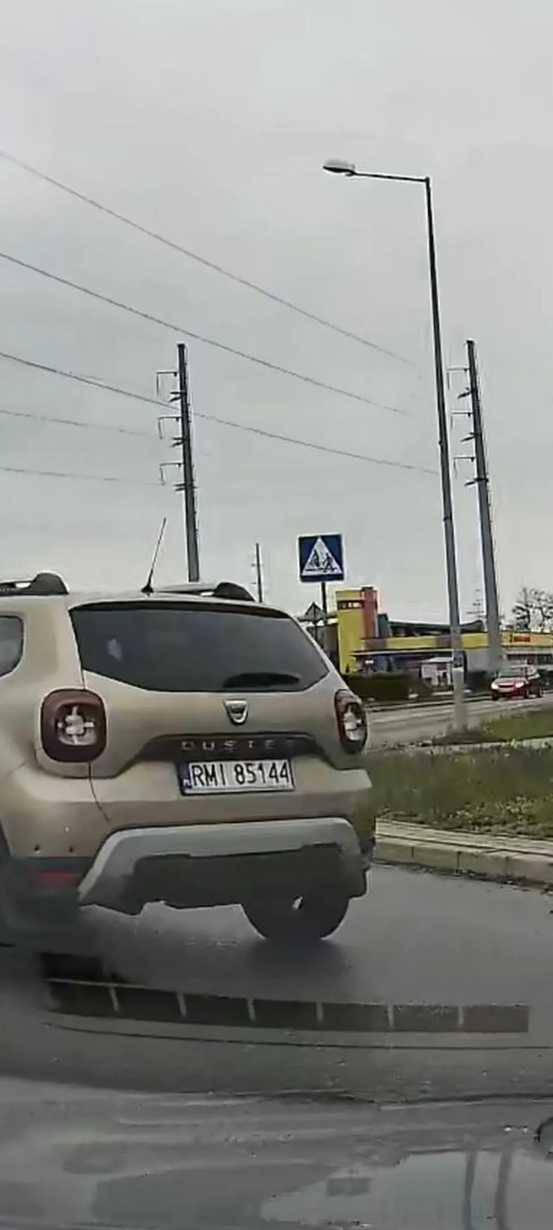 Jak samochód jest na rondzie to kto ma pierwszeństwo stary capie? Tak ci sie spieszy,ze wymuszasz?! Raz zdążysz kolejnym razem będziesz sobie klepał tego Gruza i płakać ze OC drogie.