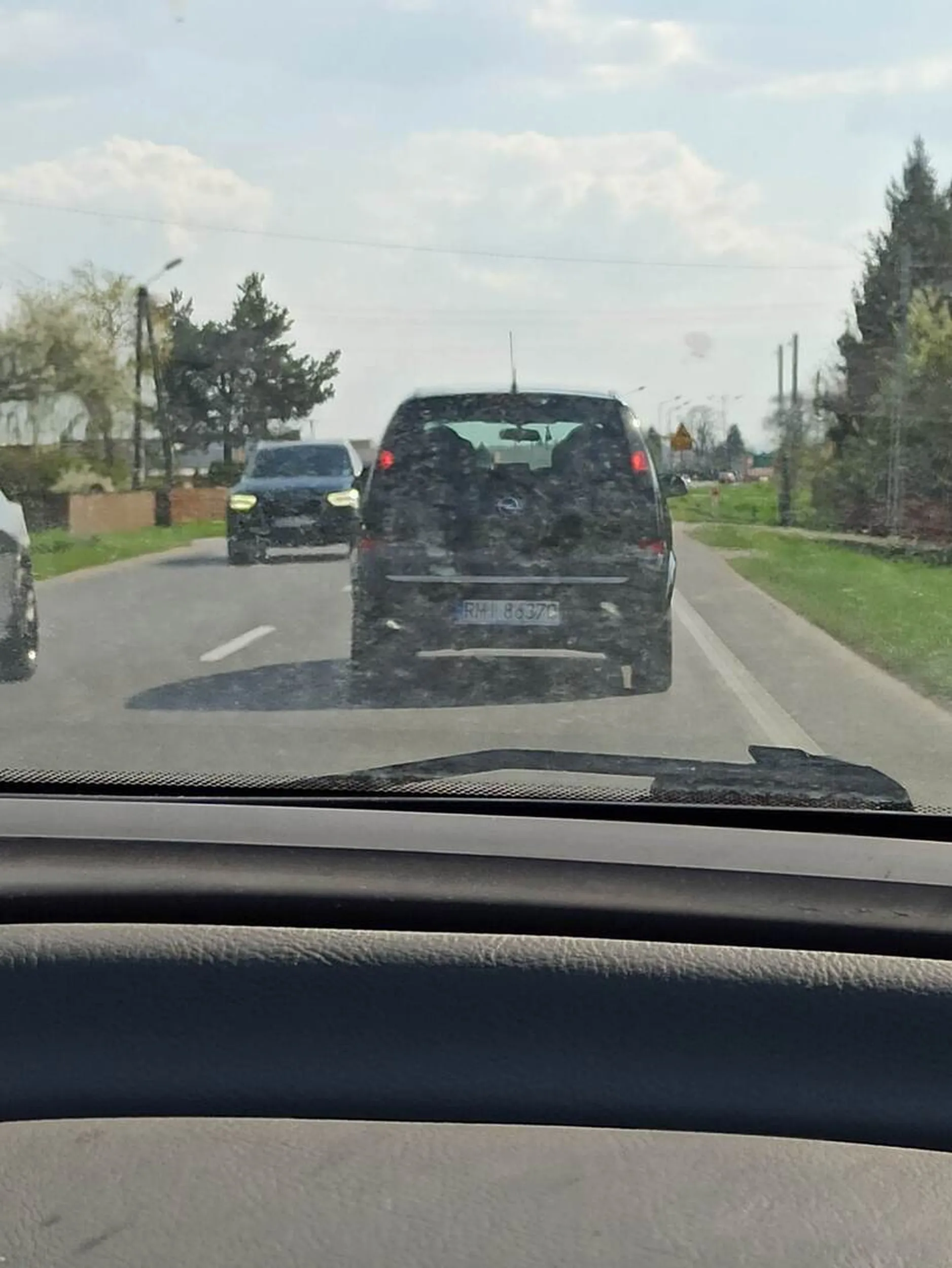 Gościu wyprzedza na trzeciego nie zważając na nic. W dupie ma to że rozbije komuś auto albo kogoś zabije on musi wyprzedzić mimo wszystko. Nie polecam tego kierowcy