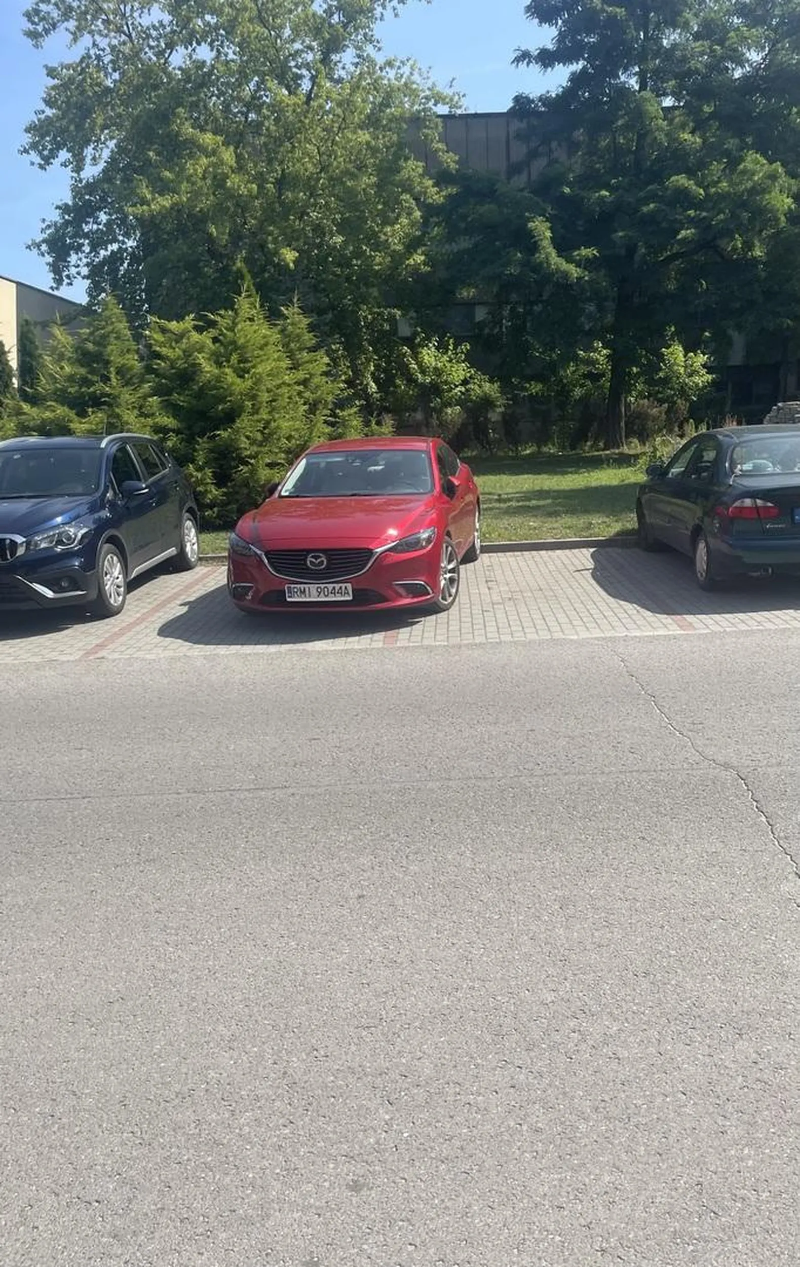 Mistrz parkowania pod szpitalem w Mielcu. Wyjątkowo denerwujące, bo tych miejsc brakuje. Gratulacje