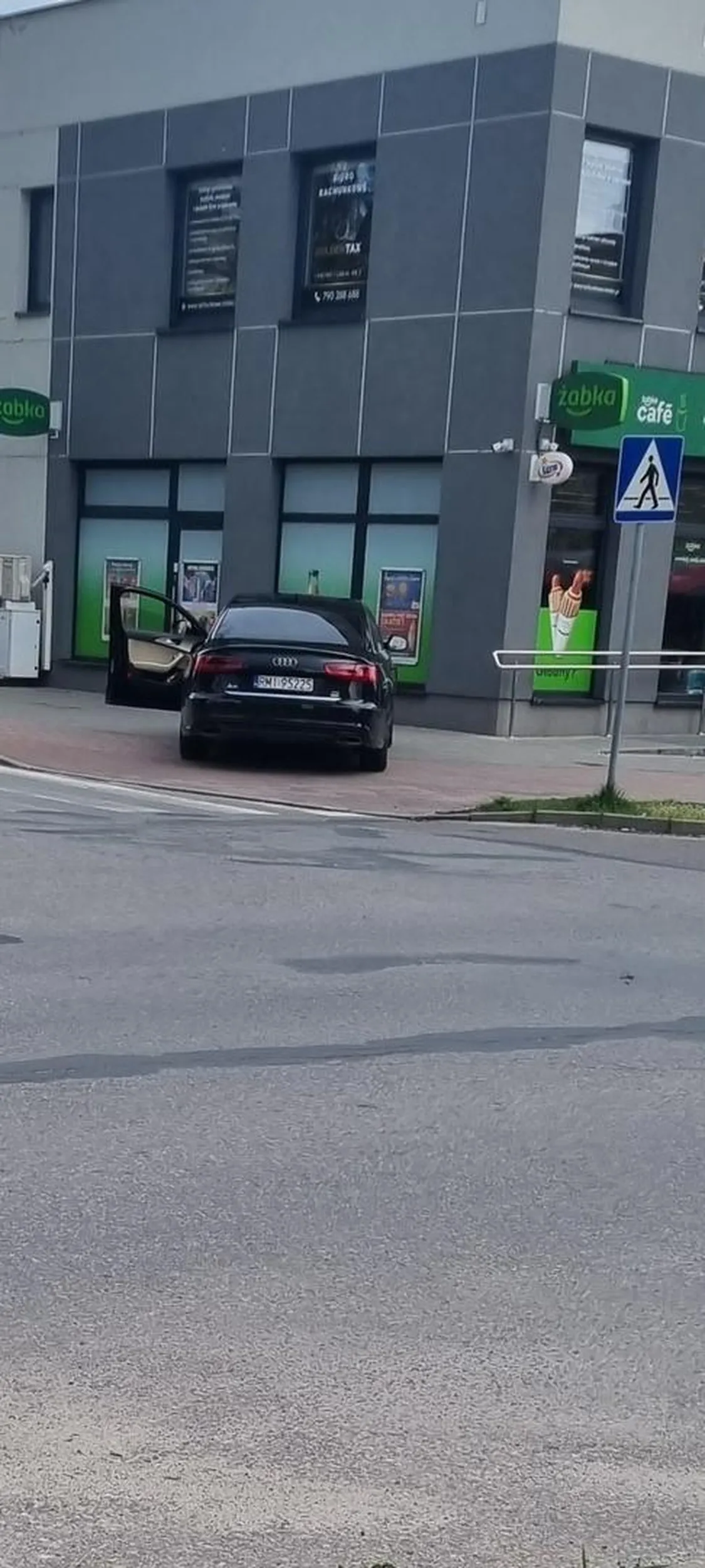 Chodnik naprzeciw pasów to miejsce parkingowe? Nie sądzę.