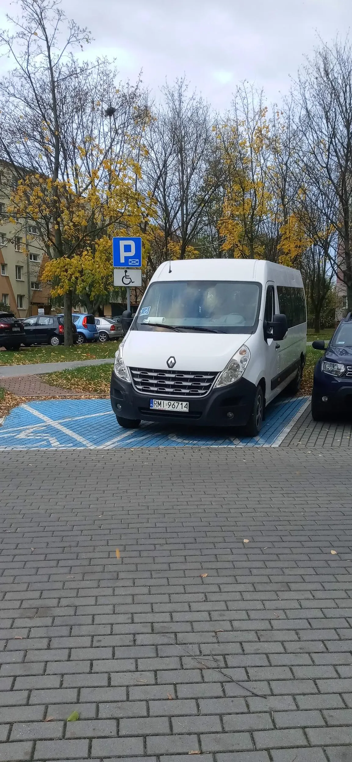 Kierowca tego busa chyba nie wie, że do parkowania na miejscu dla niepełnosprawnych upoważnia to tylko odpowiednia karta A nie jakaś naklejka z wózkiem inwalidzkim