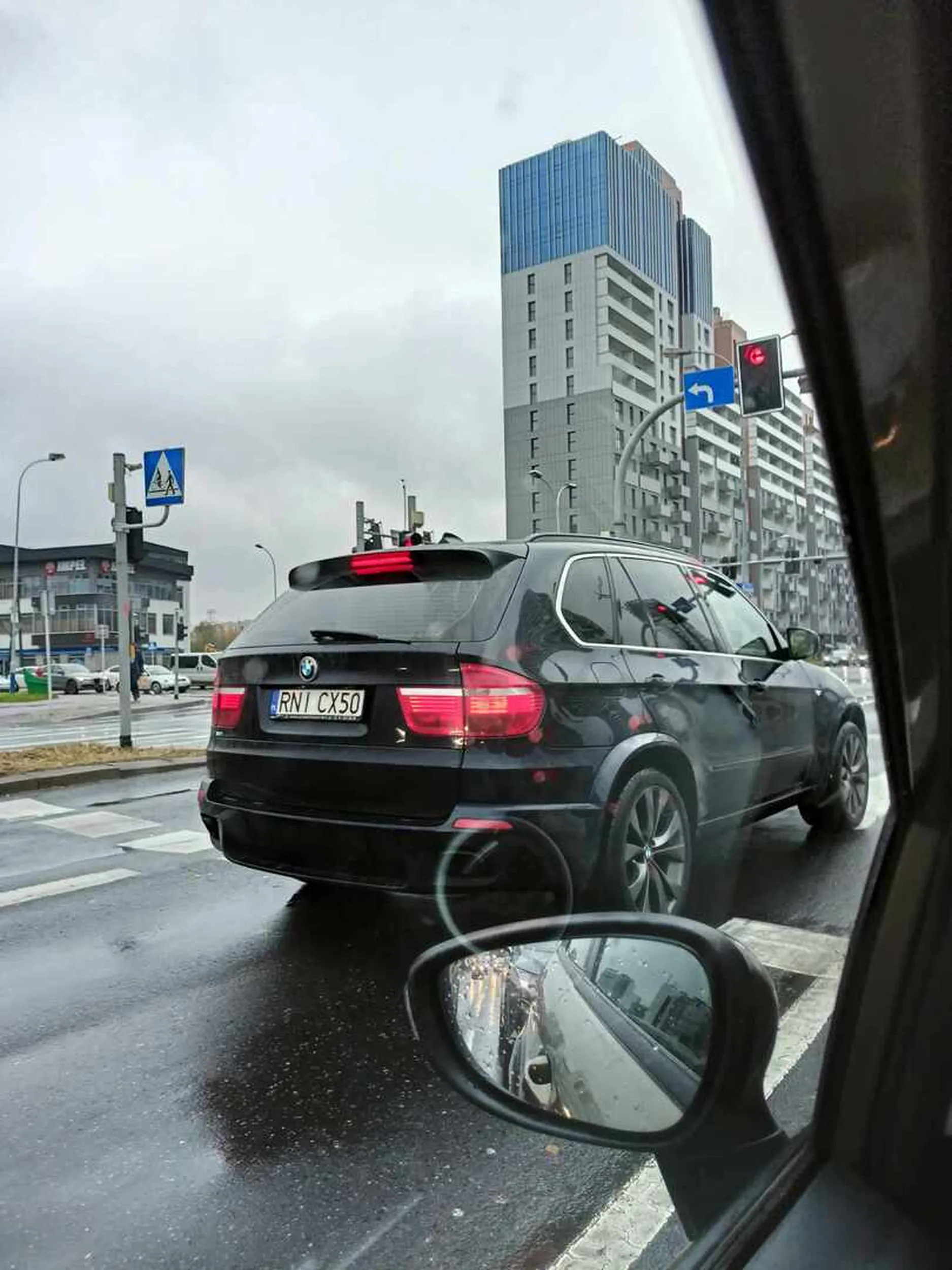 Ciekawe miejsce na zatrzymanie się przed światłami...