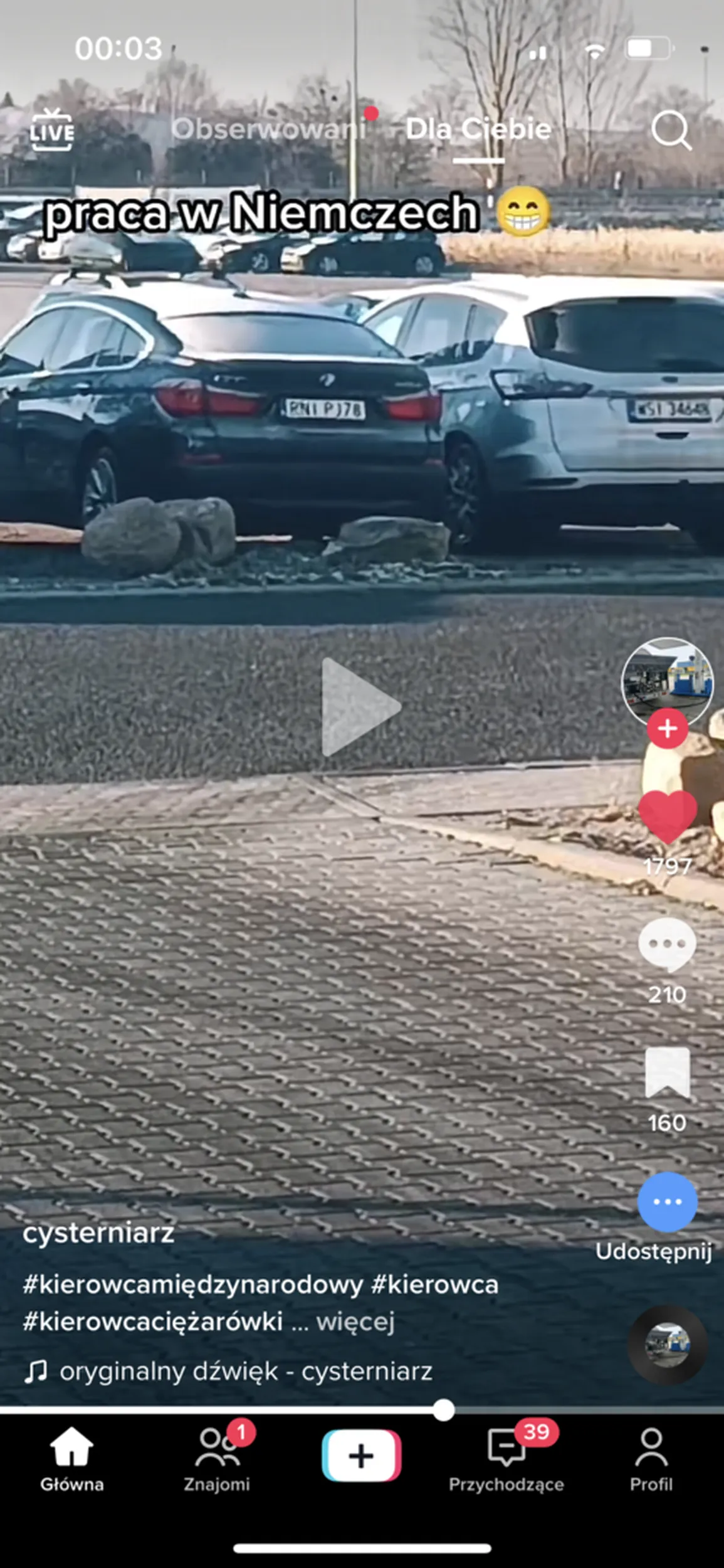 Auto zaparkowane w Niemczech na parkingu .Co to za miejsce pracy