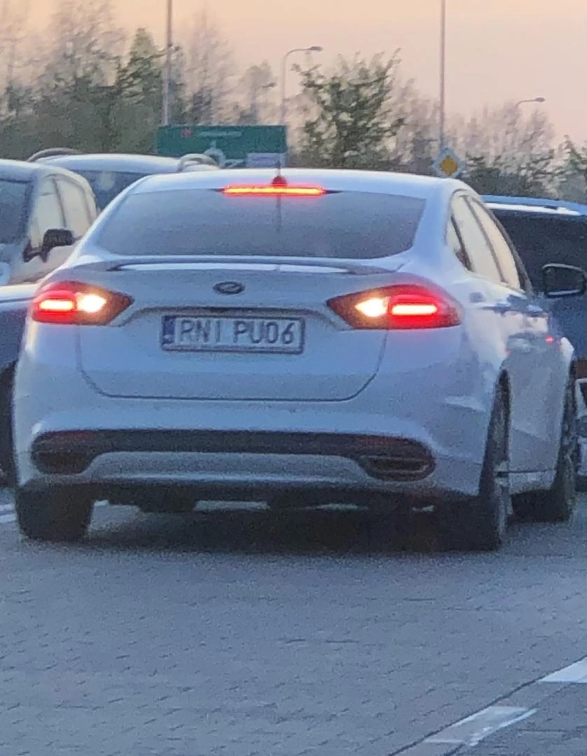 Cham i drogowy prostak! Wyprzedził na ciągłej kilka aut, lecąc na czołówkę z busem, za którym jechał tir i kilka innych aut. Wymusił przy tym gwałtowne hamowane osób poprawnie poruszających się na Obwodnicy. Gratulacje refleksu, bo sekunda dzieliła Cię od spowodowania karambolu. Naucz się jeździć!!!!!!!