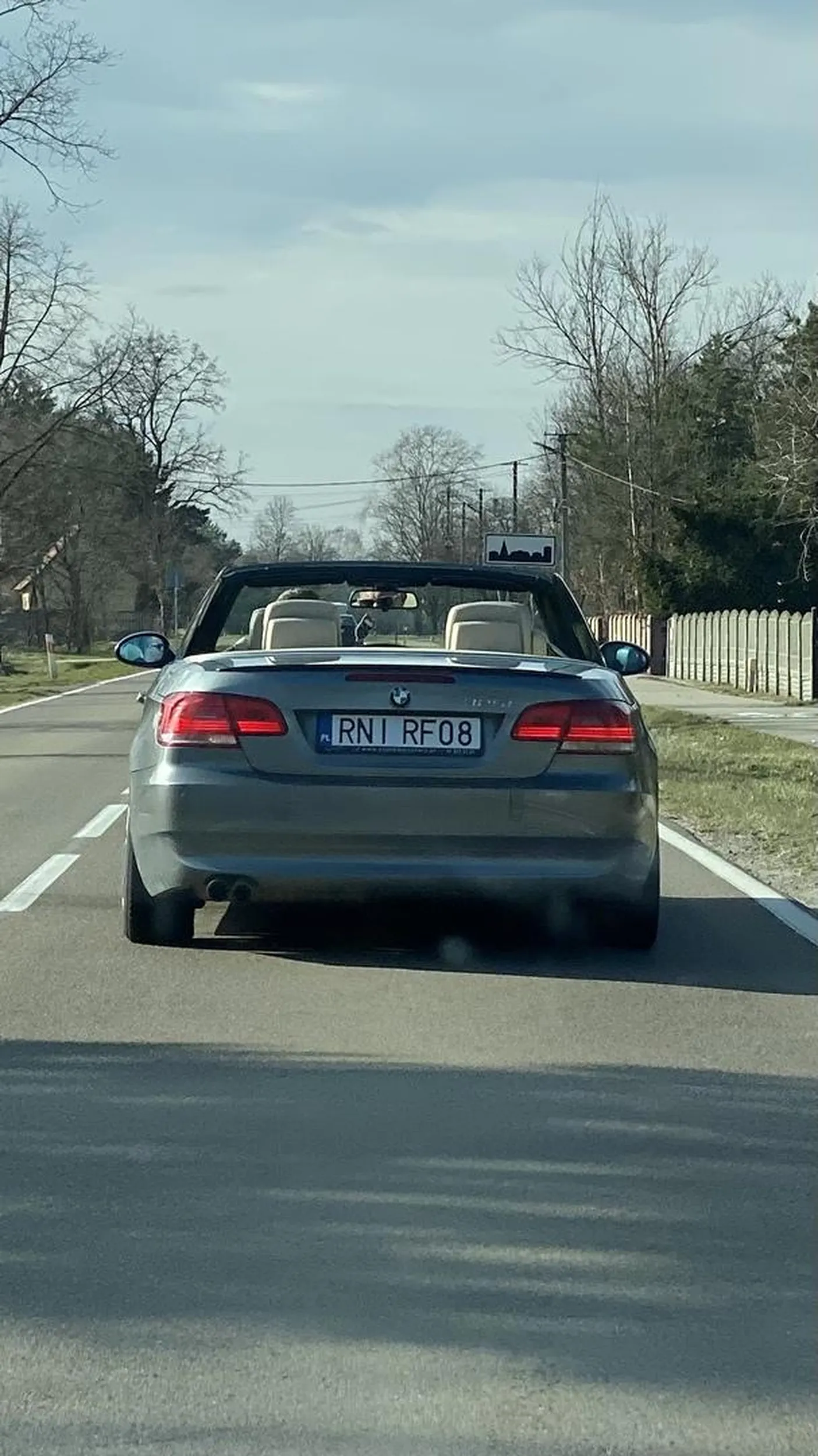 Jechał jak pipa, w momencie gdy go wyprzedzałem dodał gazu bo chyba poczuł się jak pipa, ze go ktoś wyprzedza. Po czym jechał z normalna prędkością, żeby chyba znowu pokazać to samo… niespełniony samiec alfa ;(