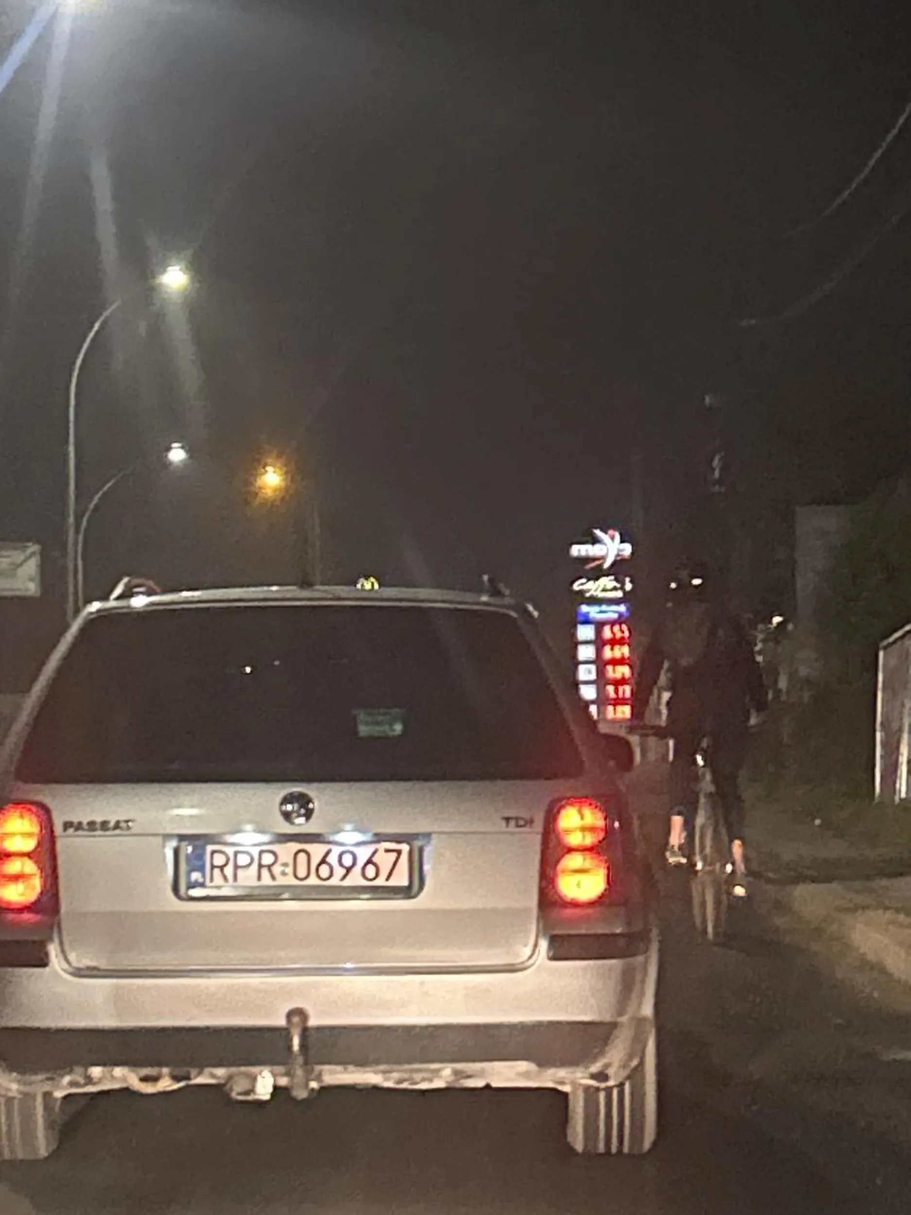 Przez całe miasto jedzie za rowerzystą nie potrafi go wyprzedzić