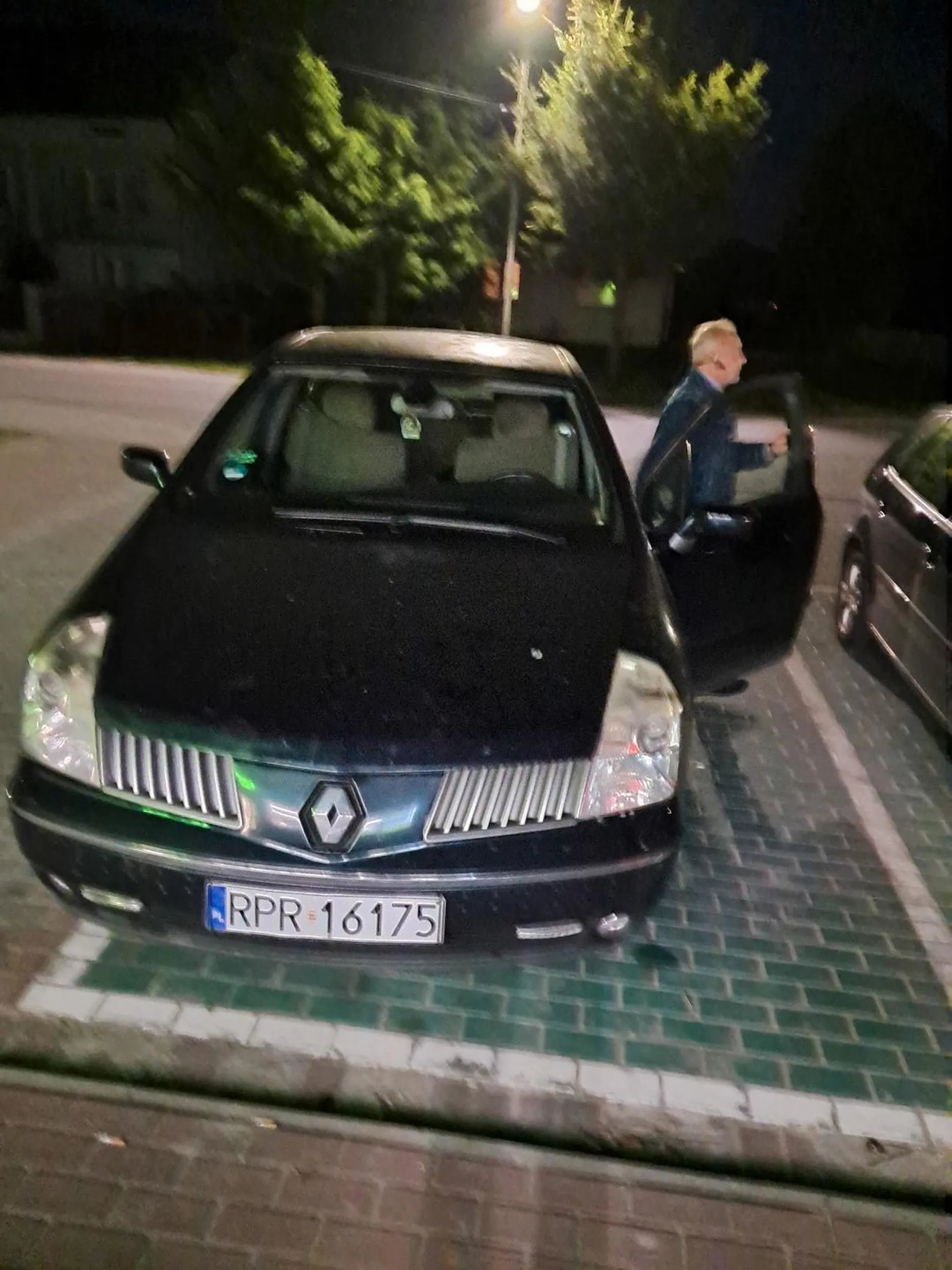 Pijany kierowca około 60 lat. Zrobił u mnie zakupy ( piwka) i uciekł mi, nie miałam jak go zatrzymać ponieważ zjawił się jego kolega też pod wpływem %  i przesiedli się u odjechali. ?? Mam tylko nadzieję że nie zrobił nikomu krzywdy tak jadąc. ?