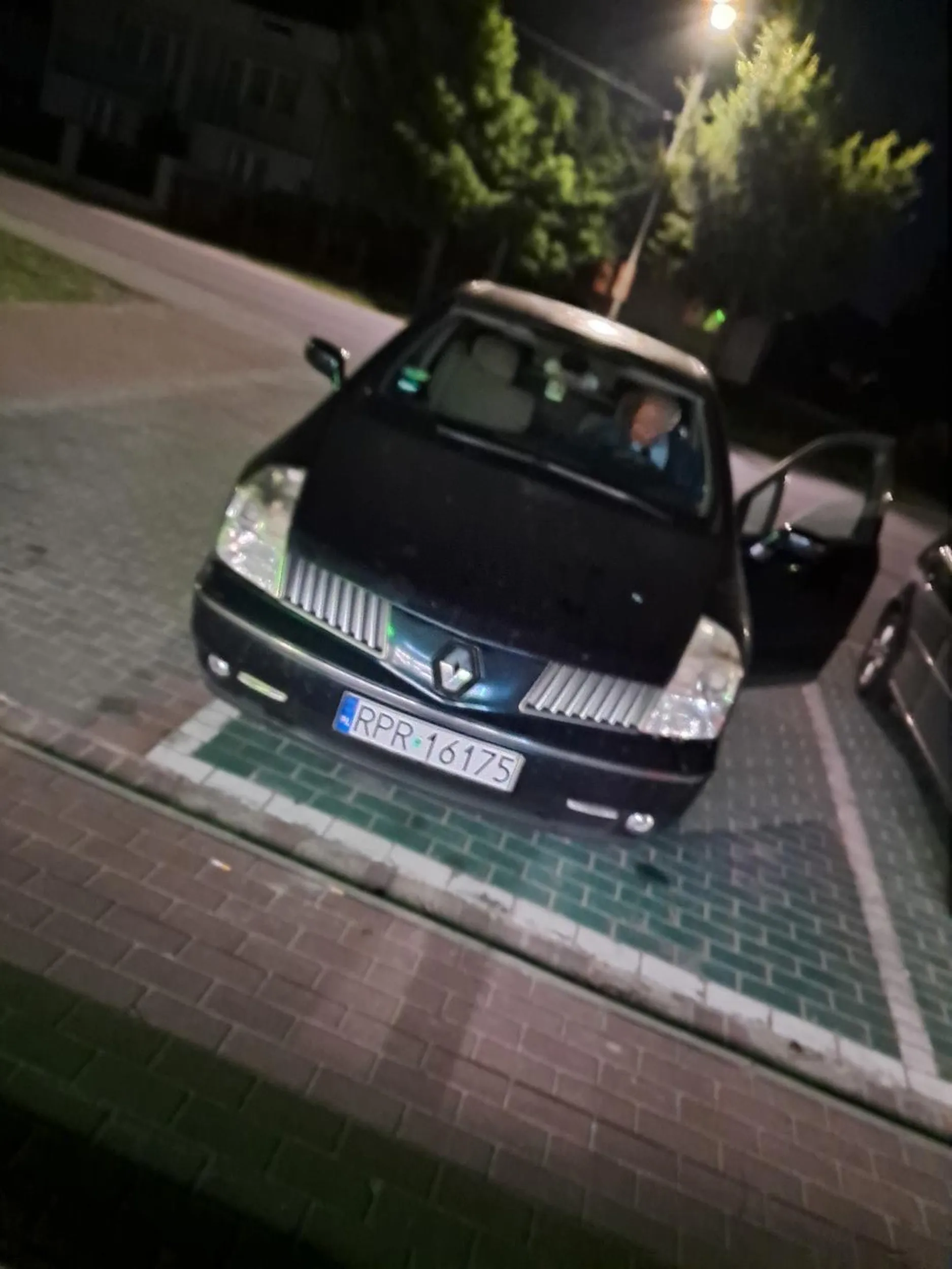 Pijany kierowca około 60 lat. Zrobił u mnie zakupy ( piwka) i uciekł mi, nie miałam jak go zatrzymać ponieważ zjawił się jego kolega też pod wpływem %  i przesiedli się u odjechali. ?? Mam tylko nadzieję że nie zrobił nikomu krzywdy tak jadąc. ?